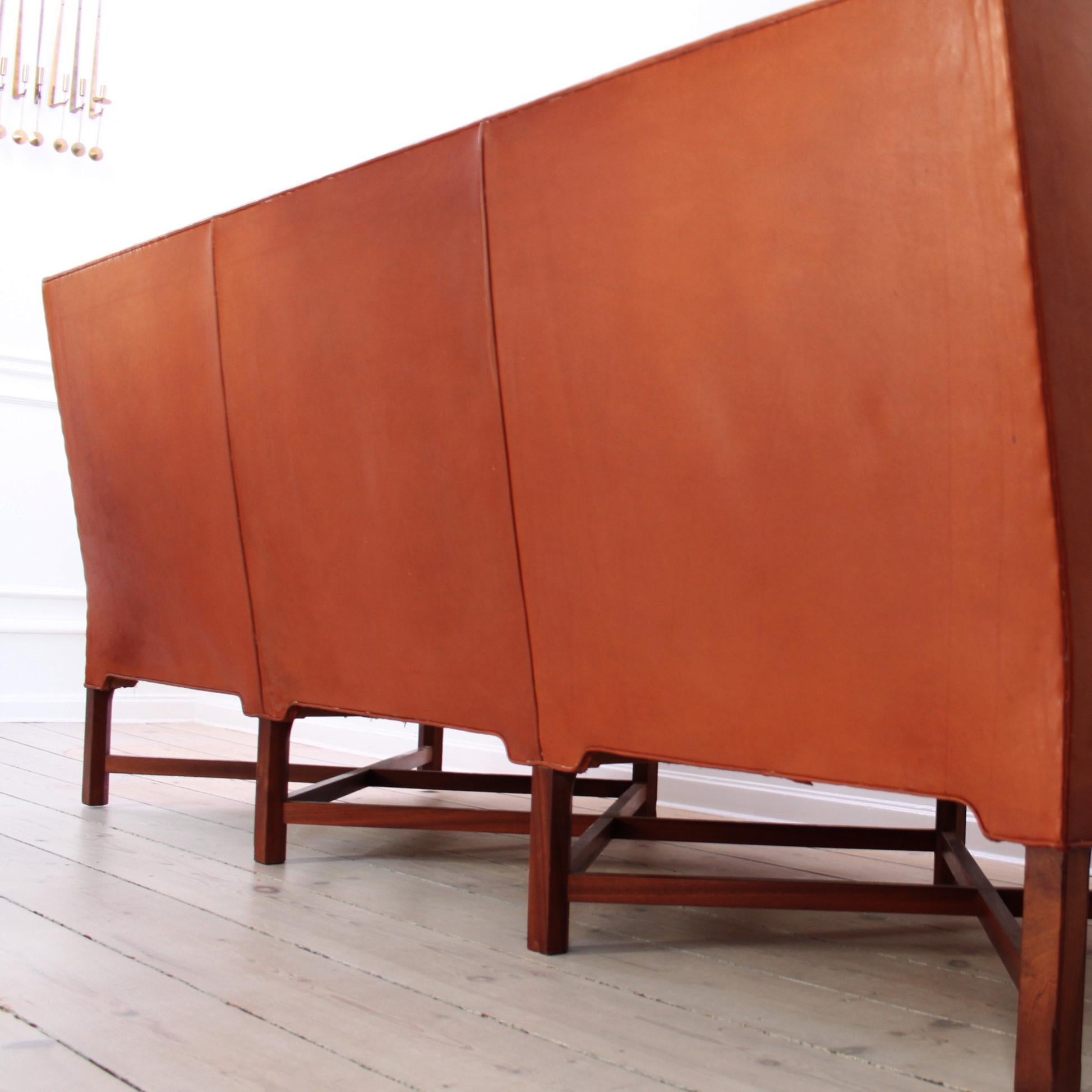 Rare Kaare Klint X-base Sofa in Original Patinated Leather In Good Condition In Copenhagen, DK