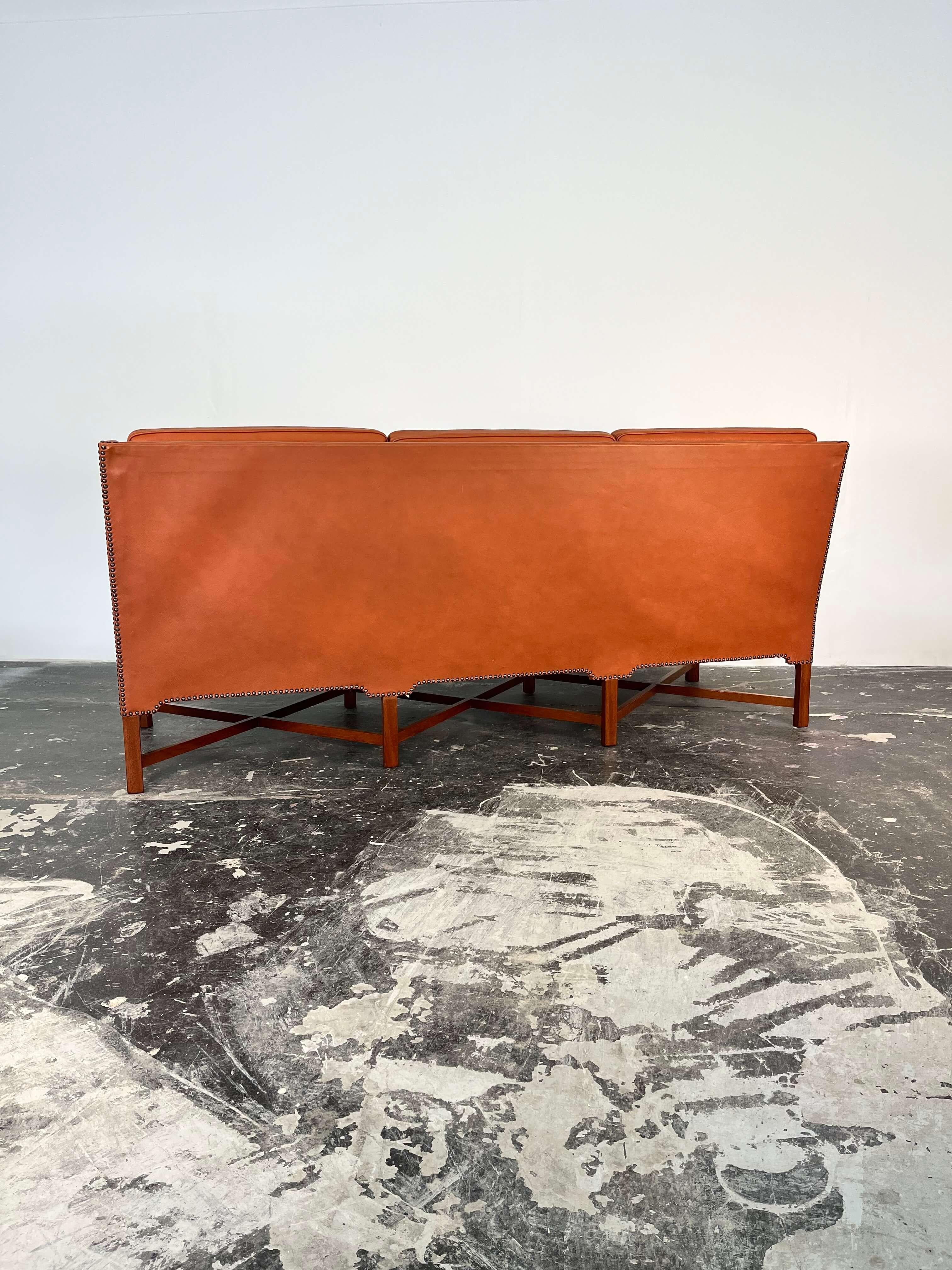 Divano The Modern Scandinavian Klint modello 4118 in pelle e mogano in vendita 2