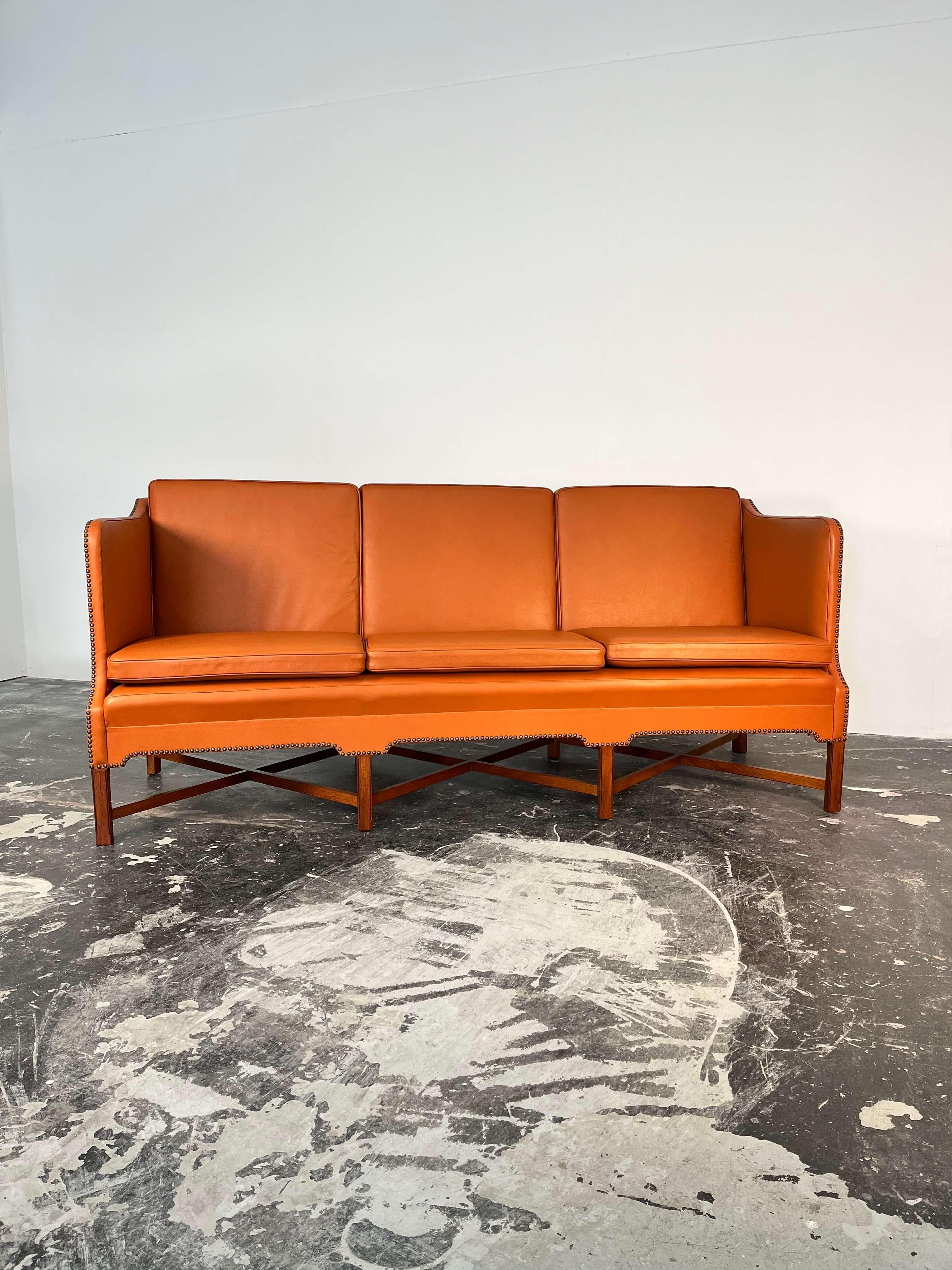 Divano The Modern Scandinavian Klint modello 4118 in pelle e mogano in vendita 3