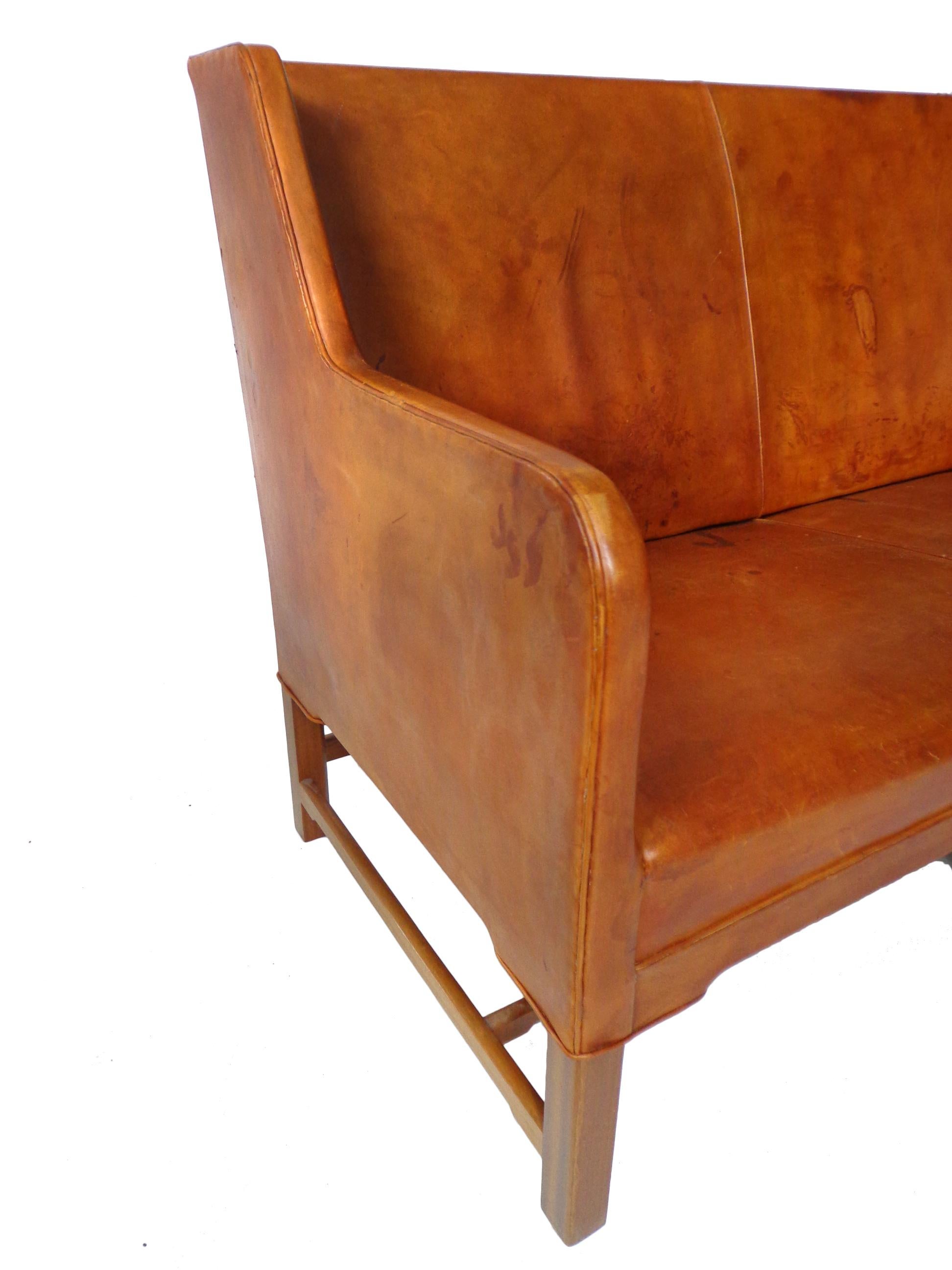 Kaare Klint Sofa Model 5011 in Original Cognac Leather Rud Rasmussen, Denmark  In Good Condition For Sale In WIJCKEL, NL