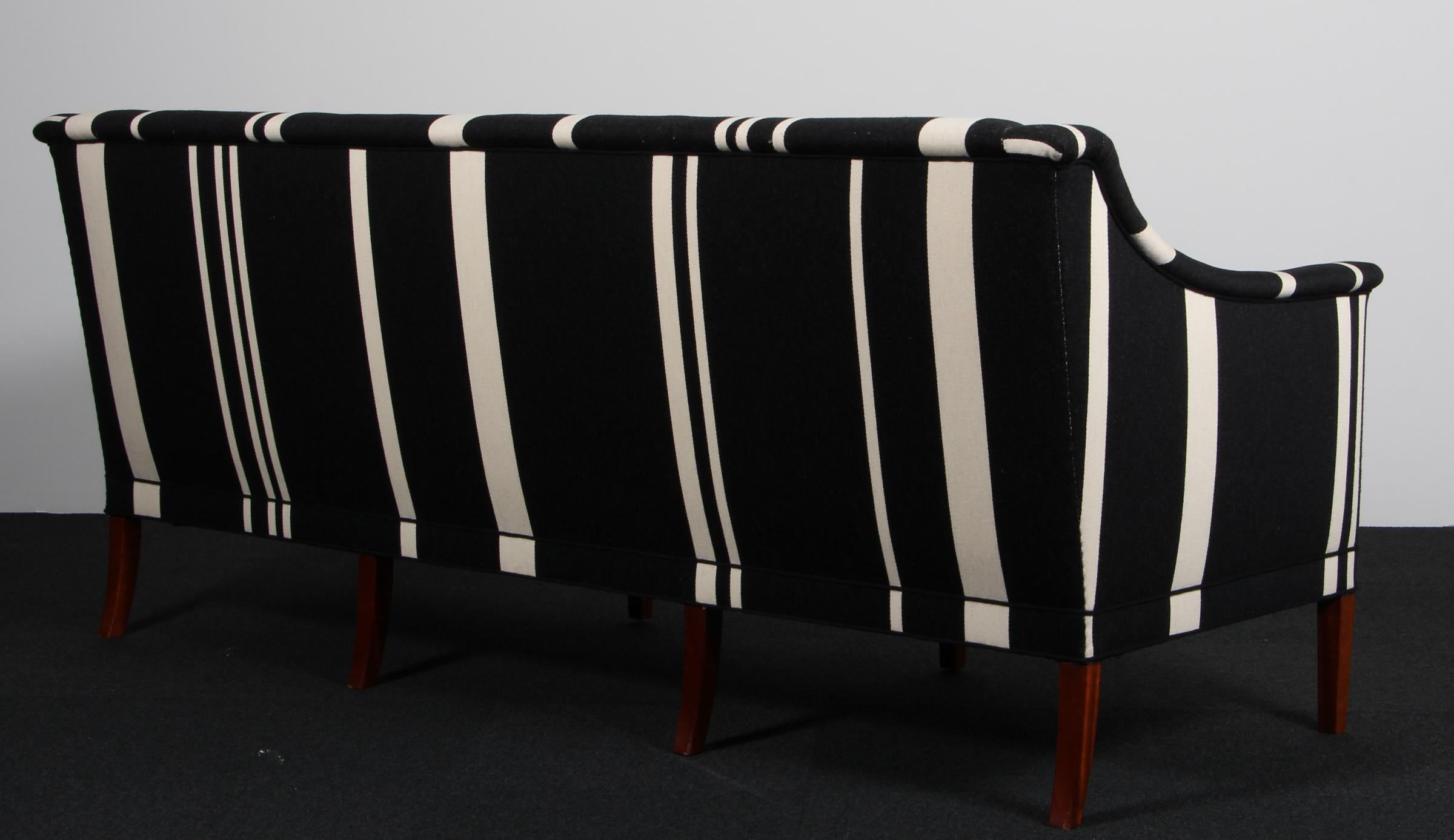 Milieu du XXe siècle Canapé Kaare Klint, trois places, modèle 6092 en vente