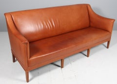 Divano Kaare Klint, tre posti, modello 6092. Pelle patinata color marrone.