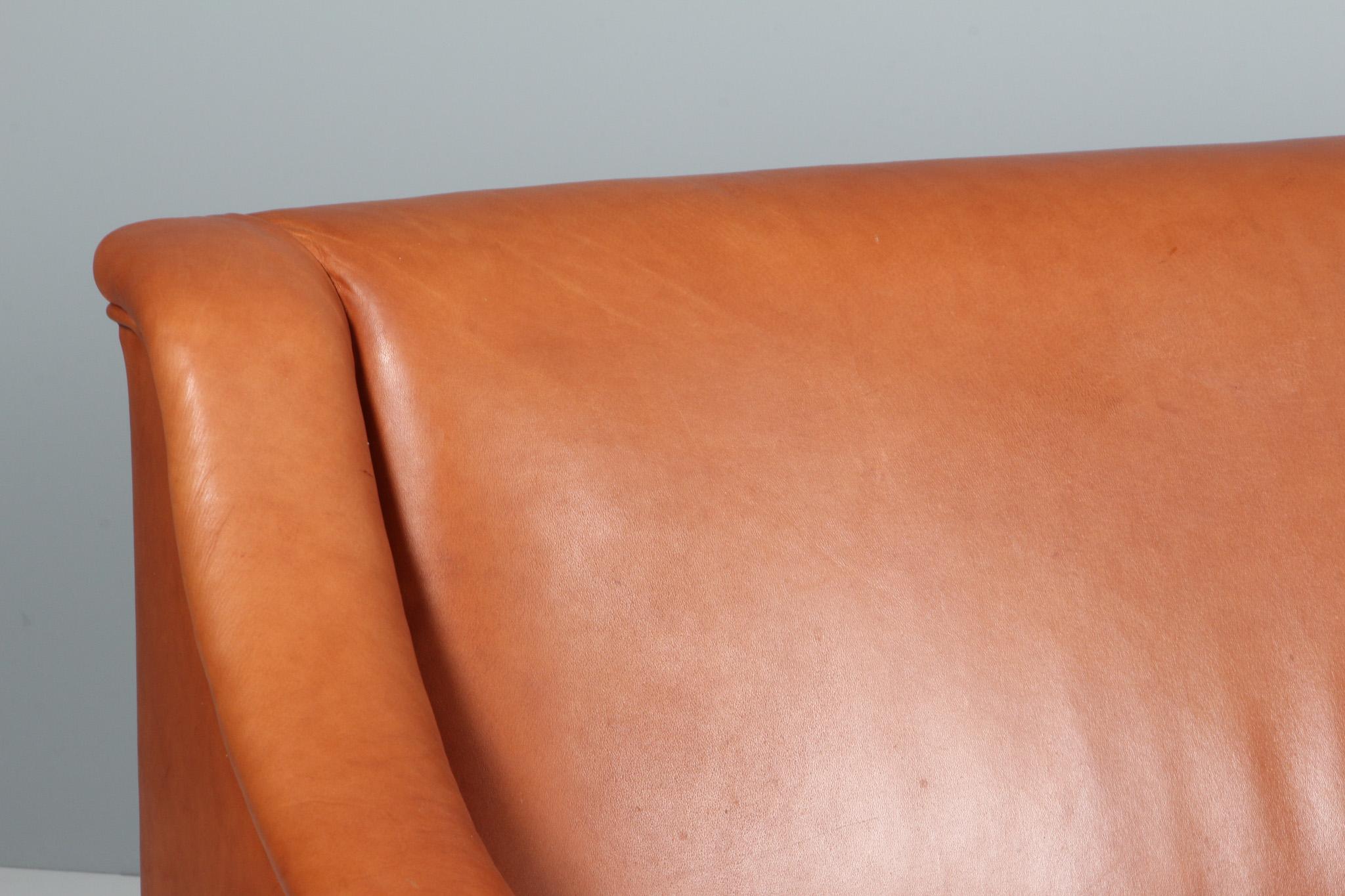 Scandinavo moderno Kaare Klint Sofa, three seater, model 6092. Patinated tan leather. in vendita