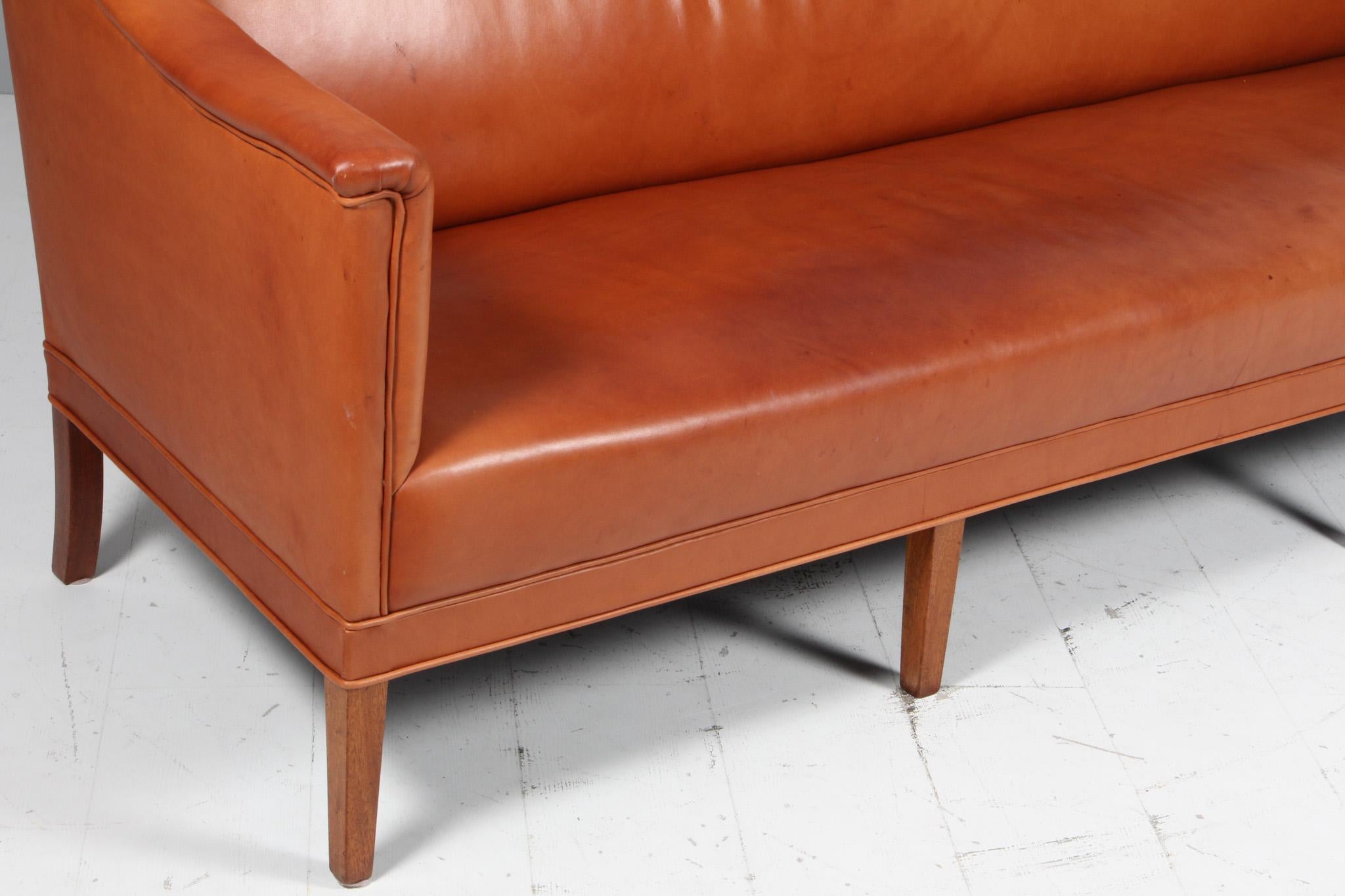 Kaare Klint Sofa, three seater, model 6092. Patinated tan leather. In condizioni buone in vendita a Esbjerg, DK