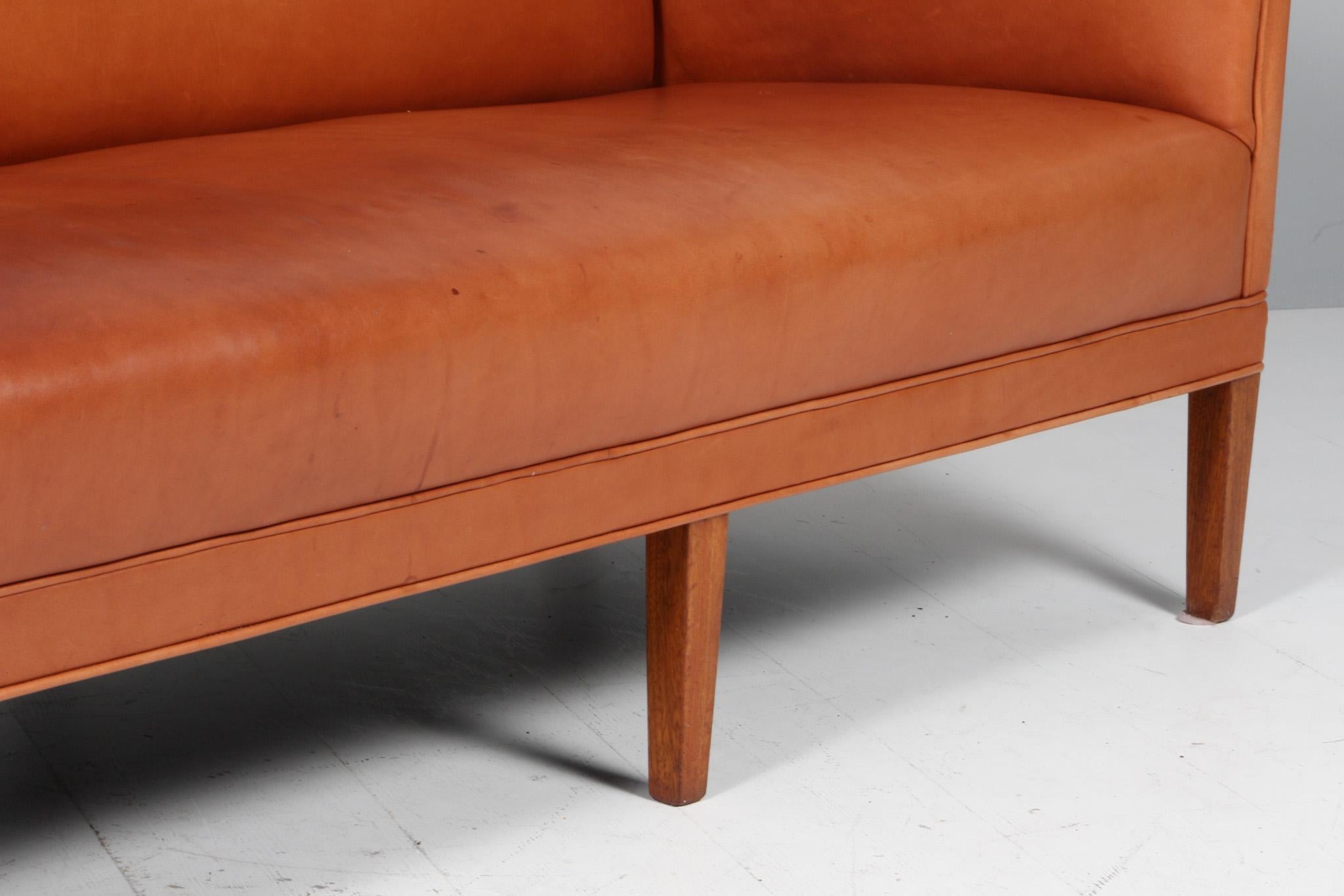Metà XX secolo Kaare Klint Sofa, three seater, model 6092. Patinated tan leather. in vendita