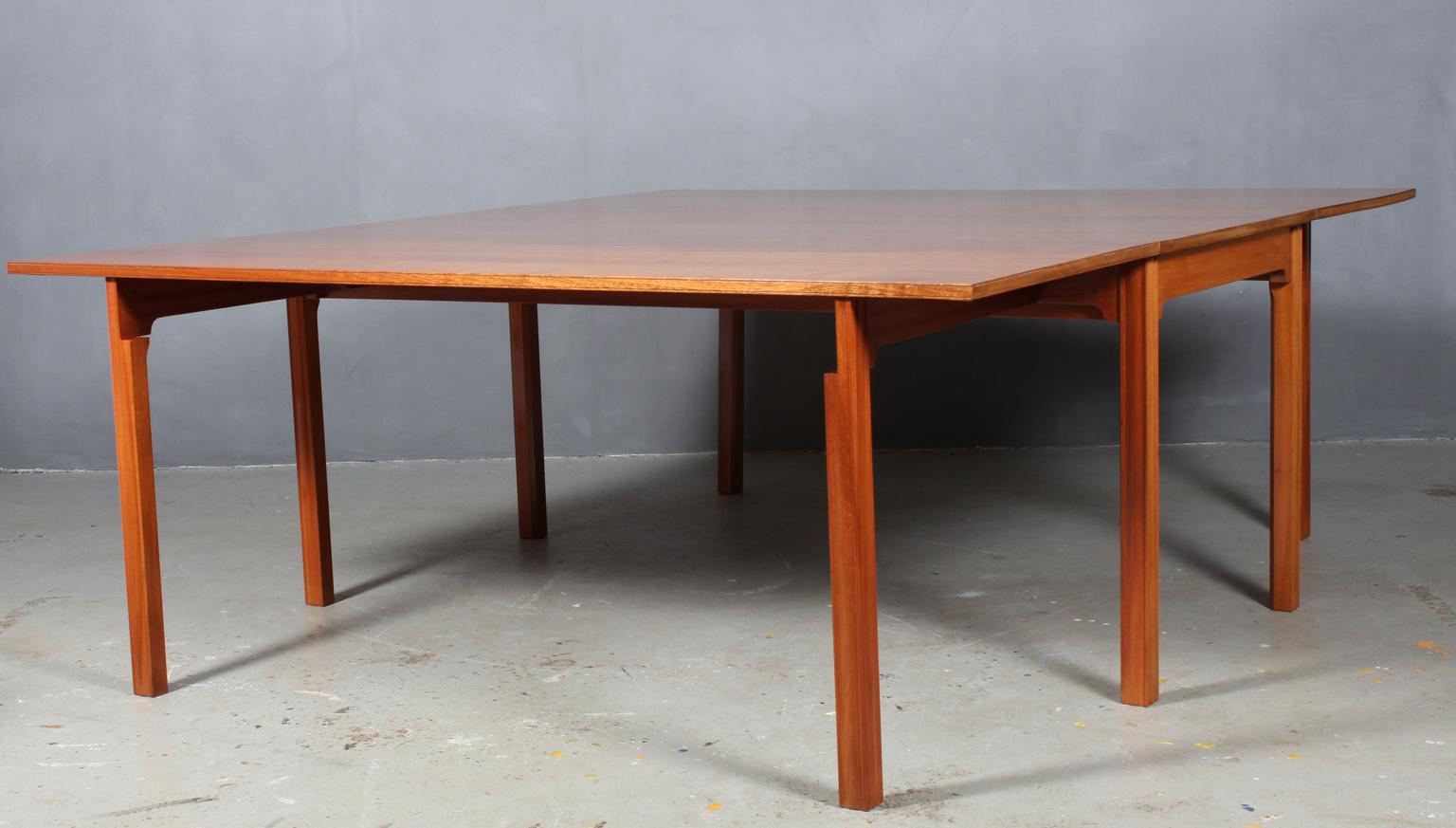 Kaare Klint table in mahogany. With drop down leaves of 65 cm

Profilated legs.

Made by Rud Rasmussen.