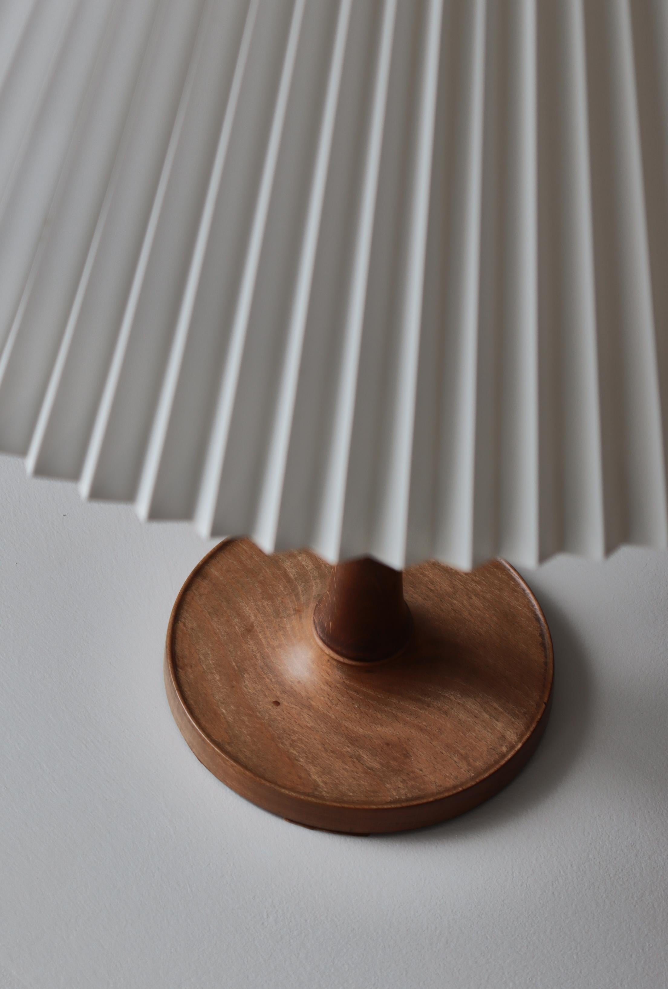 Kaare Klint Table Lamp in Mahogany and Hand Folded Le Klint Shade, Denmark 1940s For Sale 3