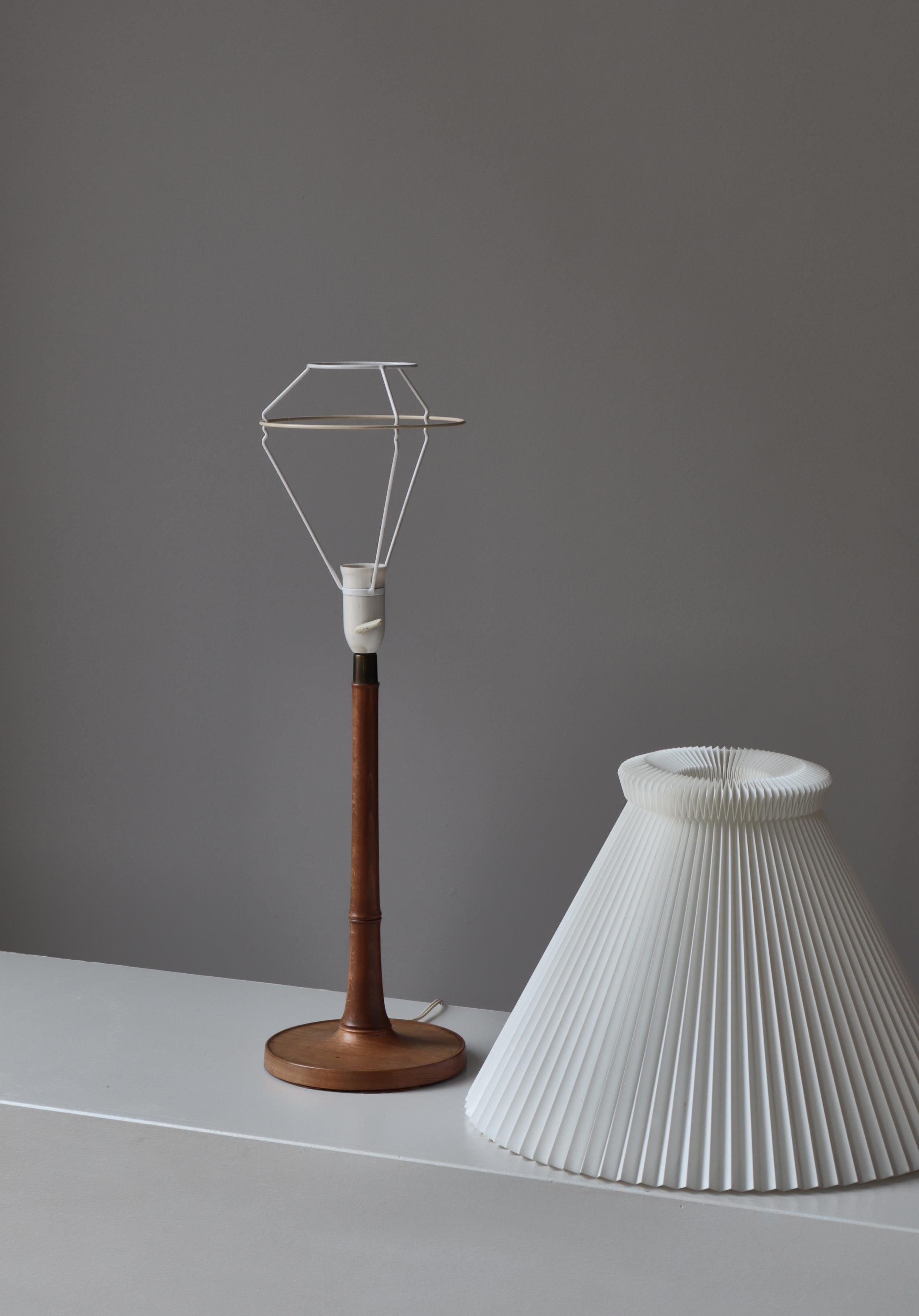 Kaare Klint Table Lamp in Mahogany and Hand Folded Le Klint Shade, Denmark 1940s For Sale 4