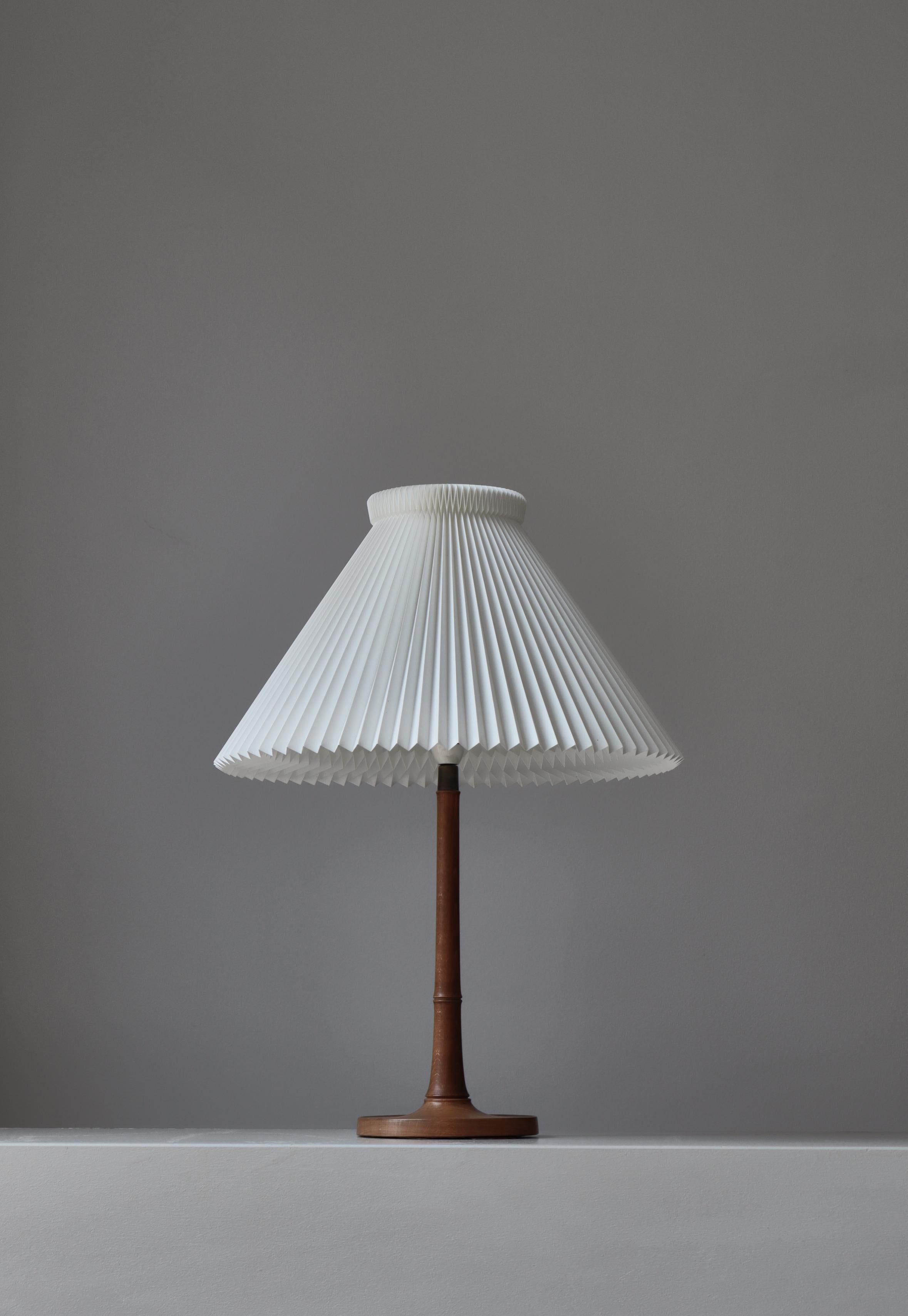 Scandinavian Modern Kaare Klint Table Lamp in Mahogany and Hand Folded Le Klint Shade, Denmark 1940s For Sale