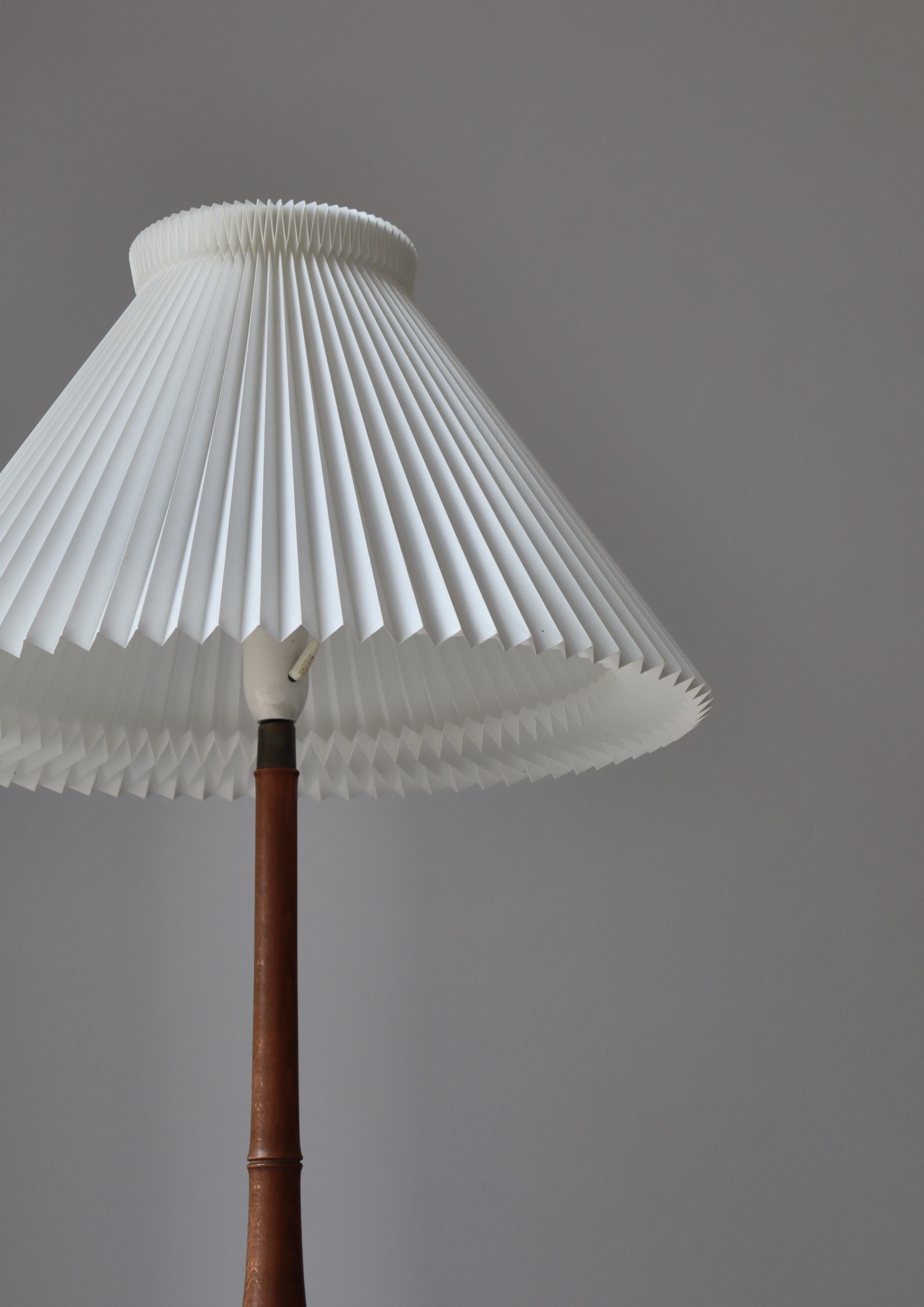 Danish Kaare Klint Table Lamp in Mahogany and Hand Folded Le Klint Shade, Denmark 1940s For Sale