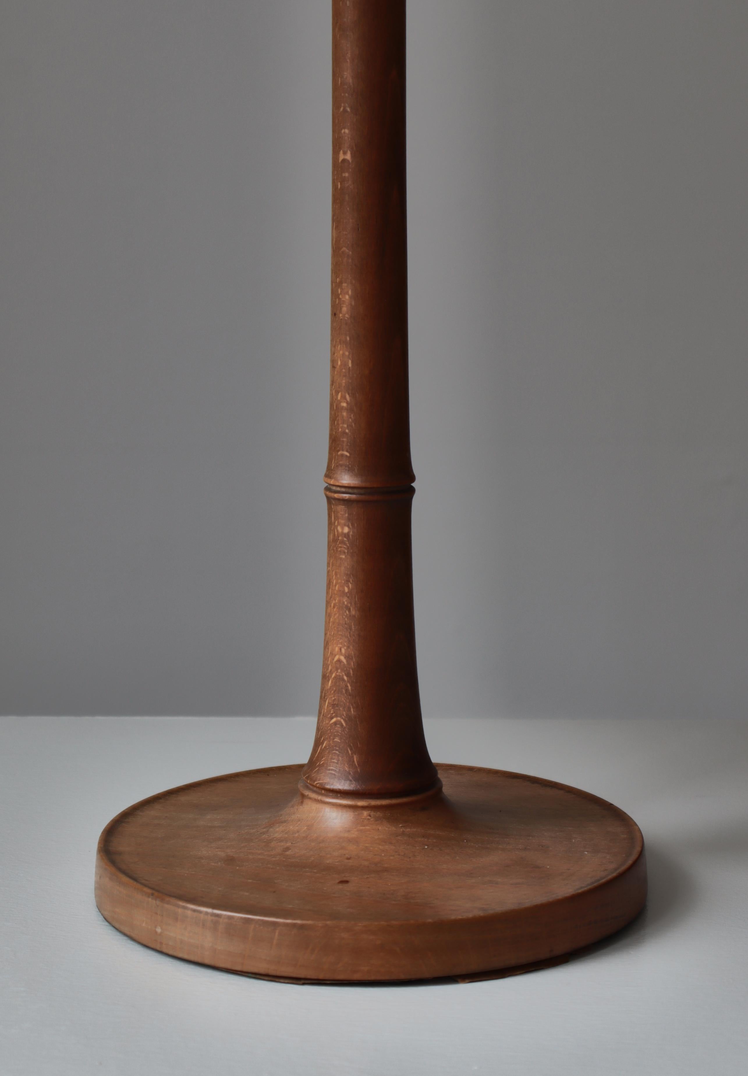 Kaare Klint Table Lamp in Mahogany and Hand Folded Le Klint Shade, Denmark 1940s In Good Condition For Sale In Odense, DK