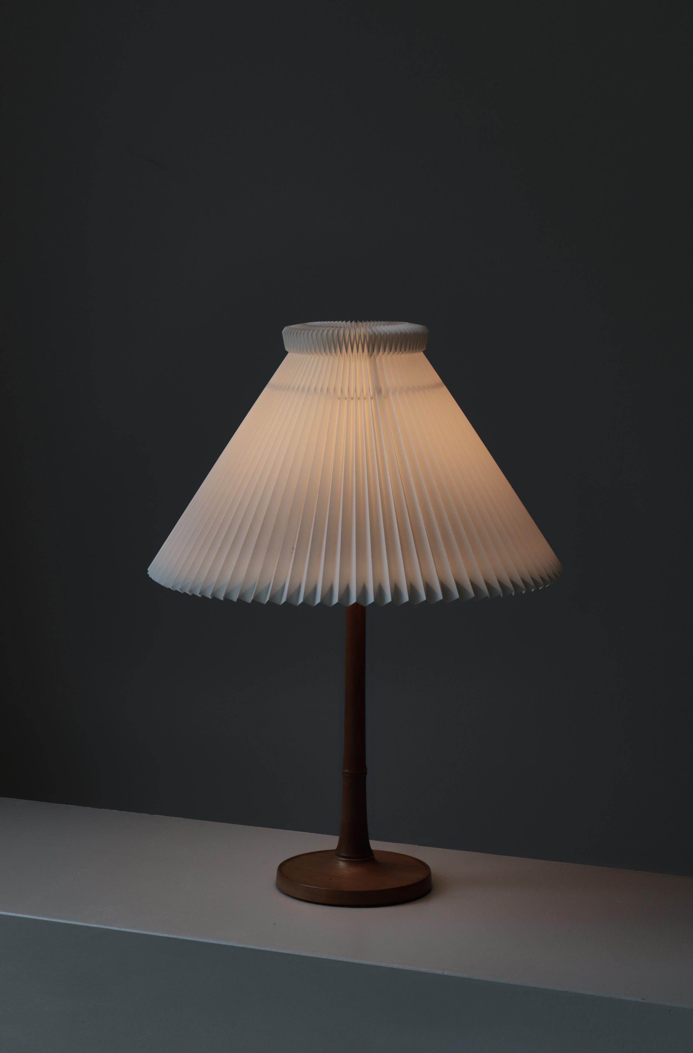 Acrylic Kaare Klint Table Lamp in Mahogany and Hand Folded Le Klint Shade, Denmark 1940s For Sale