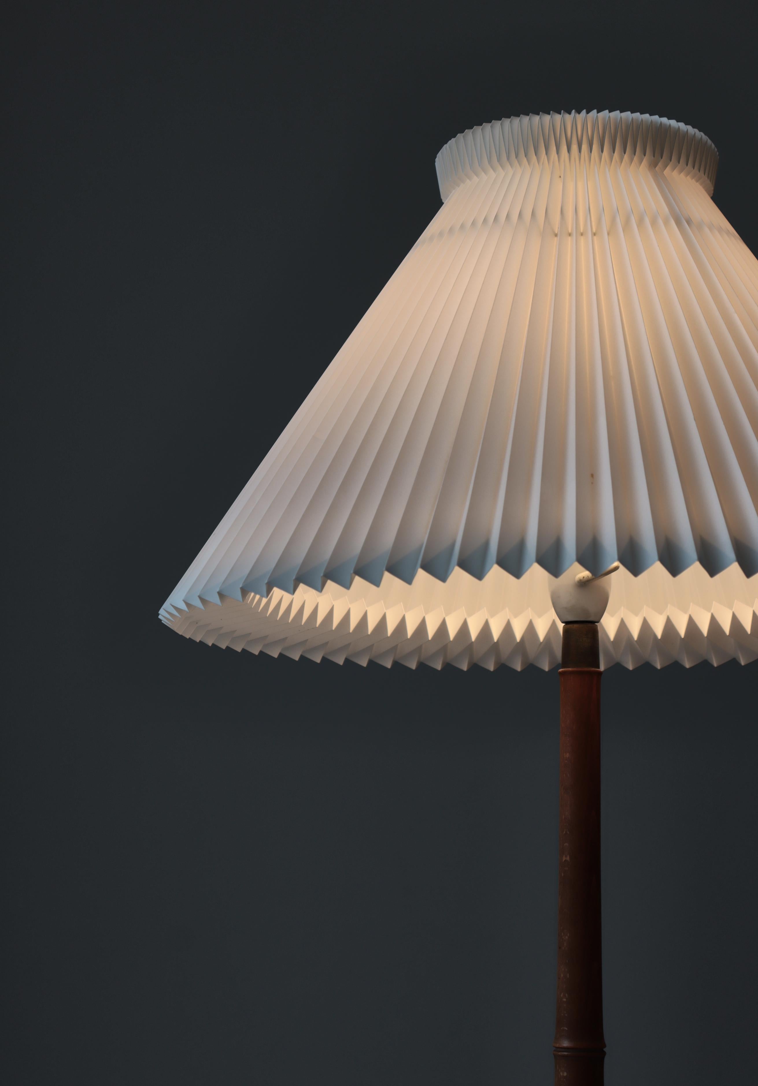 Kaare Klint Table Lamp in Mahogany and Hand Folded Le Klint Shade, Denmark 1940s For Sale 1