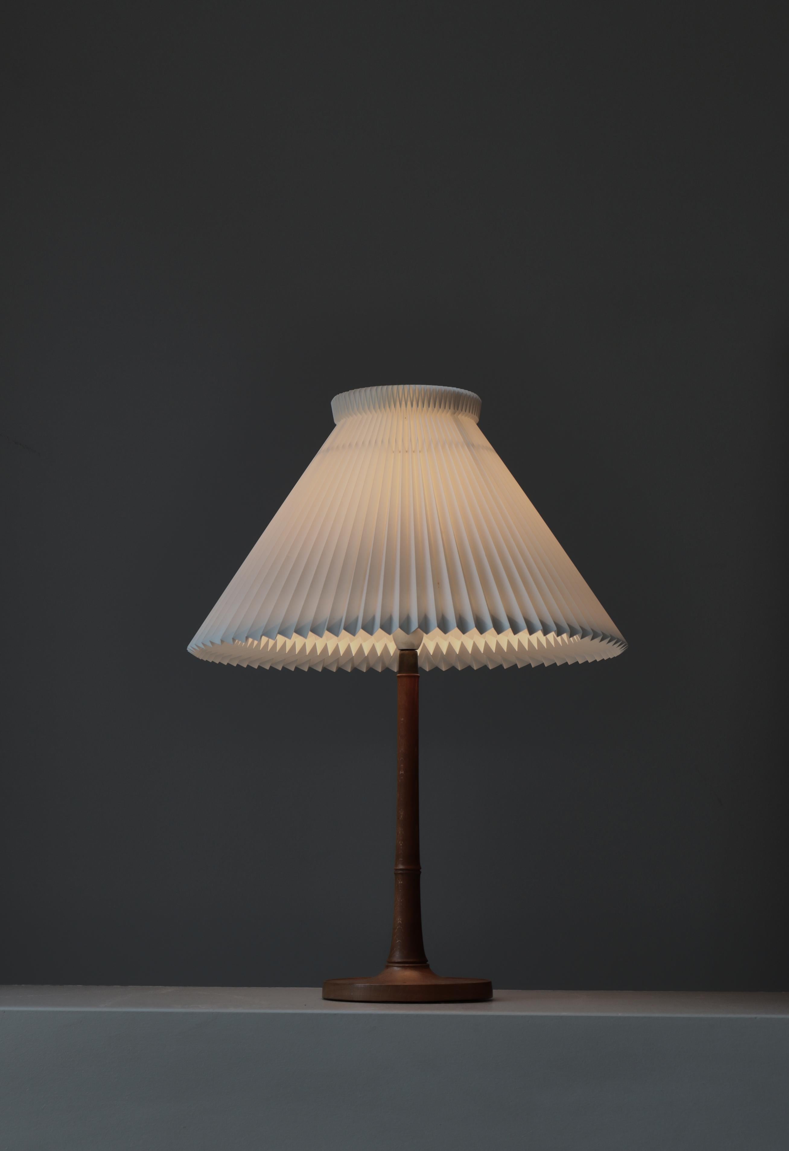 Kaare Klint Table Lamp in Mahogany and Hand Folded Le Klint Shade, Denmark 1940s For Sale 2