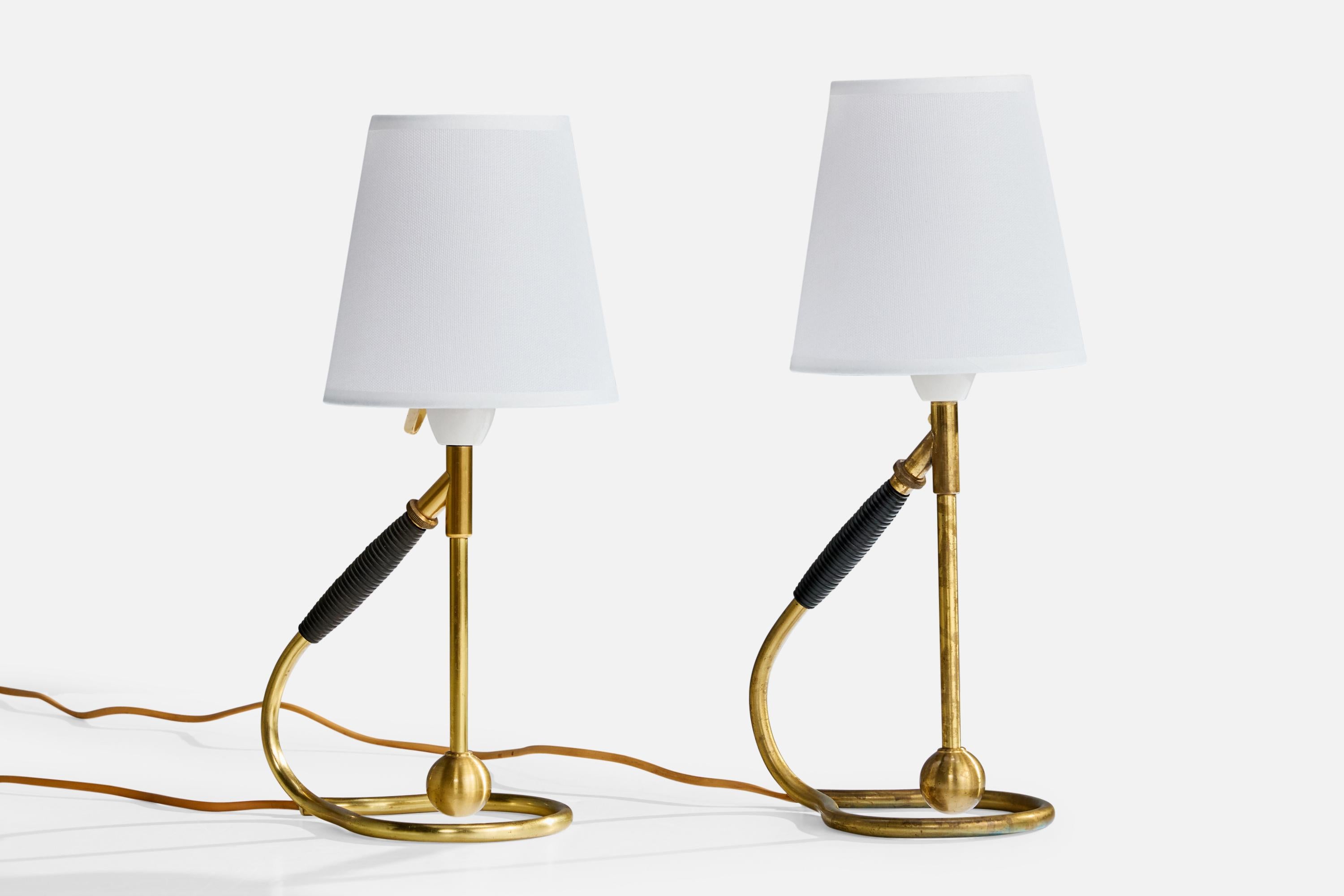 Coppia di lampade da tavolo o da parete in ottone e gomma disegnate da Kaare Klint e probabilmente prodotte da Le Klint, Danimarca, anni '50 circa.

Dimensioni complessive (in pollici): 15,25 