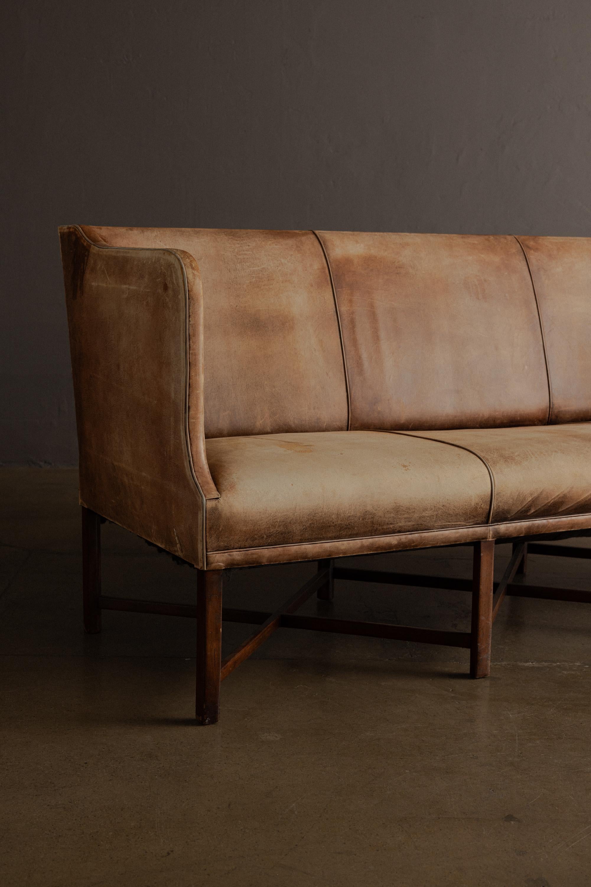 Mid-Century Modern Kaare Klint Three-Seat Sofa in Original Leather for Rud. Rasmussen, Denmark en vente