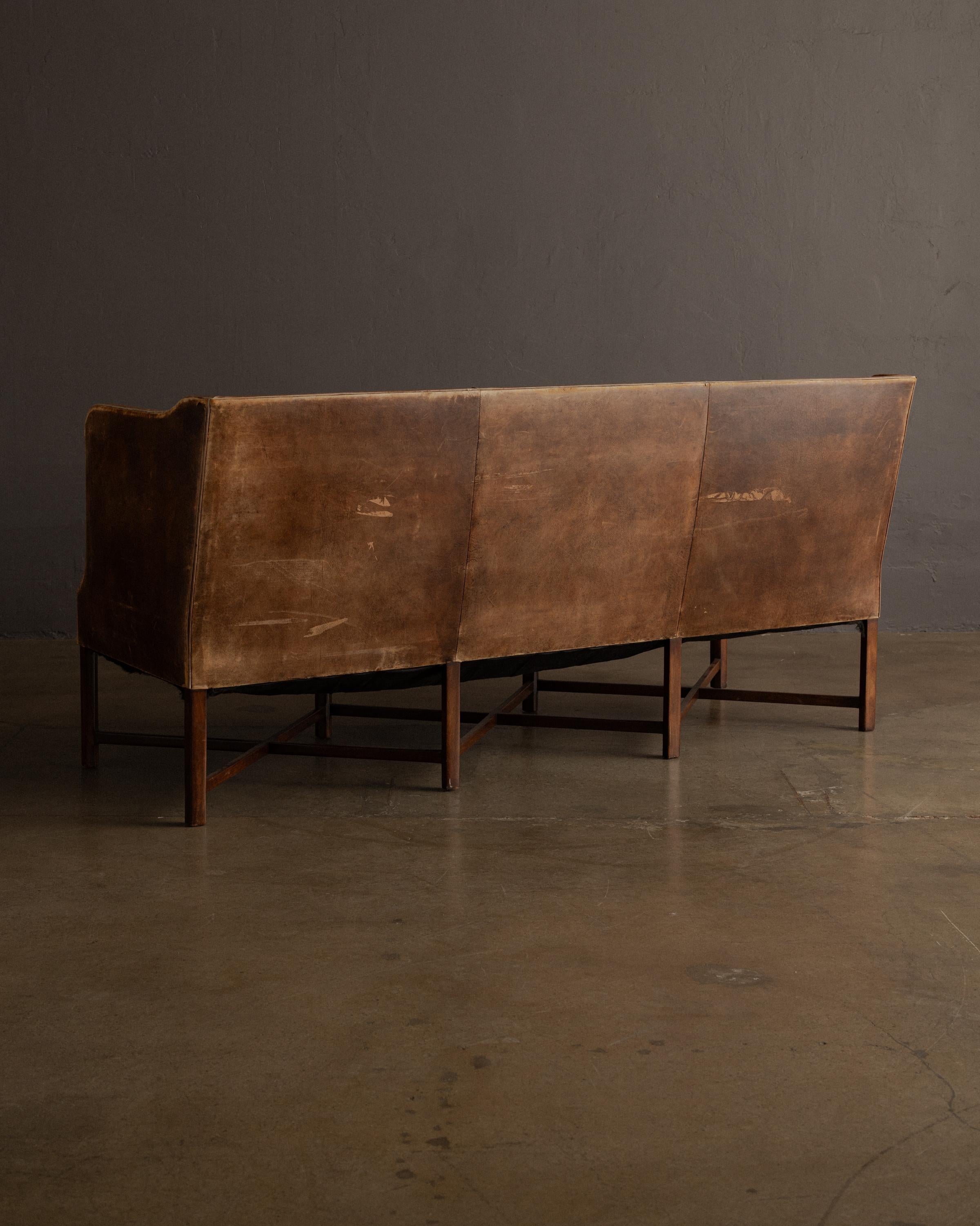 Kaare Klint Three-Seat Sofa in Original Leather for Rud. Rasmussen, Denmark Abîmé - En vente à Los Angeles, CA