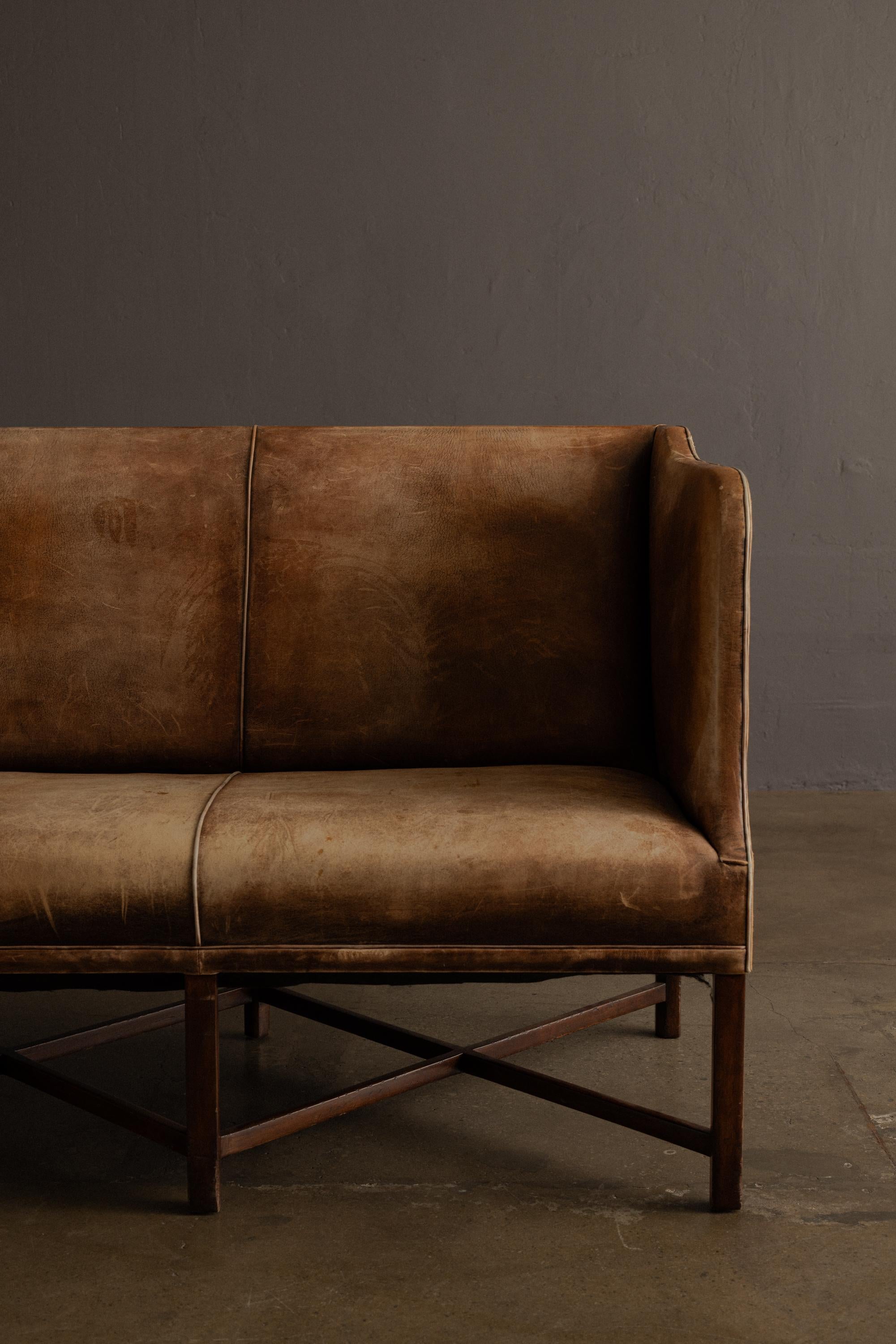 Milieu du XXe siècle Kaare Klint Three-Seat Sofa in Original Leather for Rud. Rasmussen, Denmark en vente