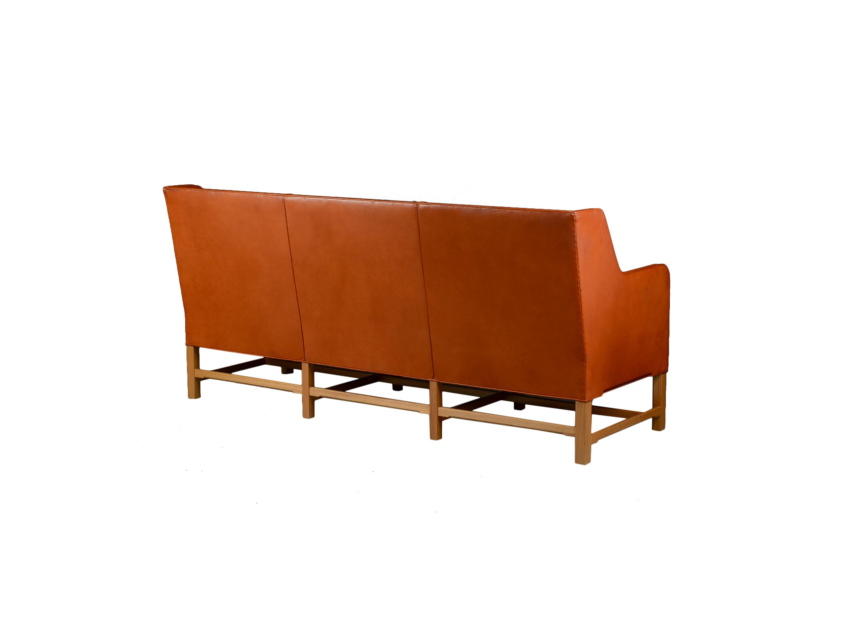 Kaare Klint Dreisitziges Sofa in Original Cognac Leder Rud:: Rasmussen Danish (Skandinavische Moderne) im Angebot