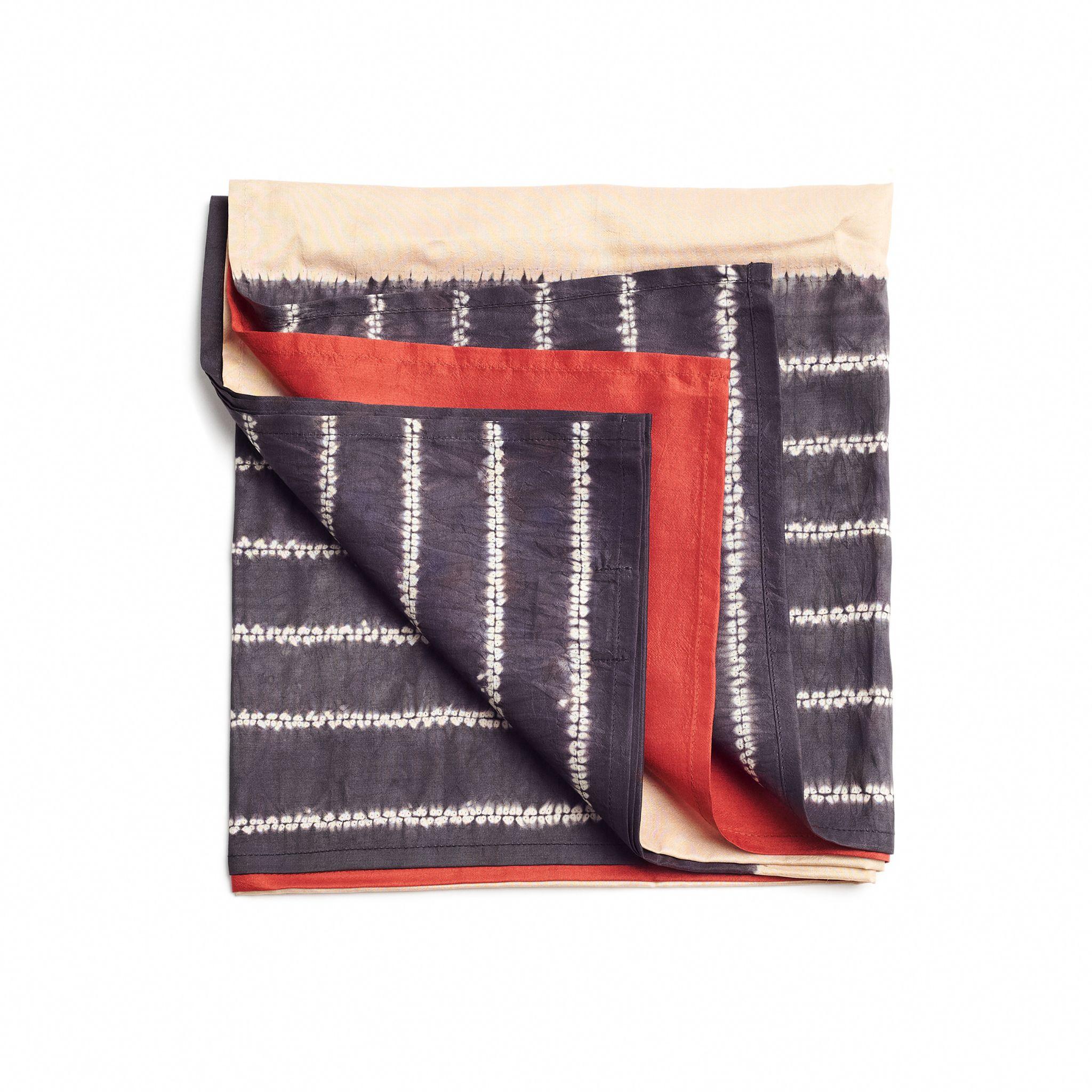 Kaavi grande écharpe carrée fabriquée à la main par des artisans  Rouge Noir Or  Pour femmes en vente