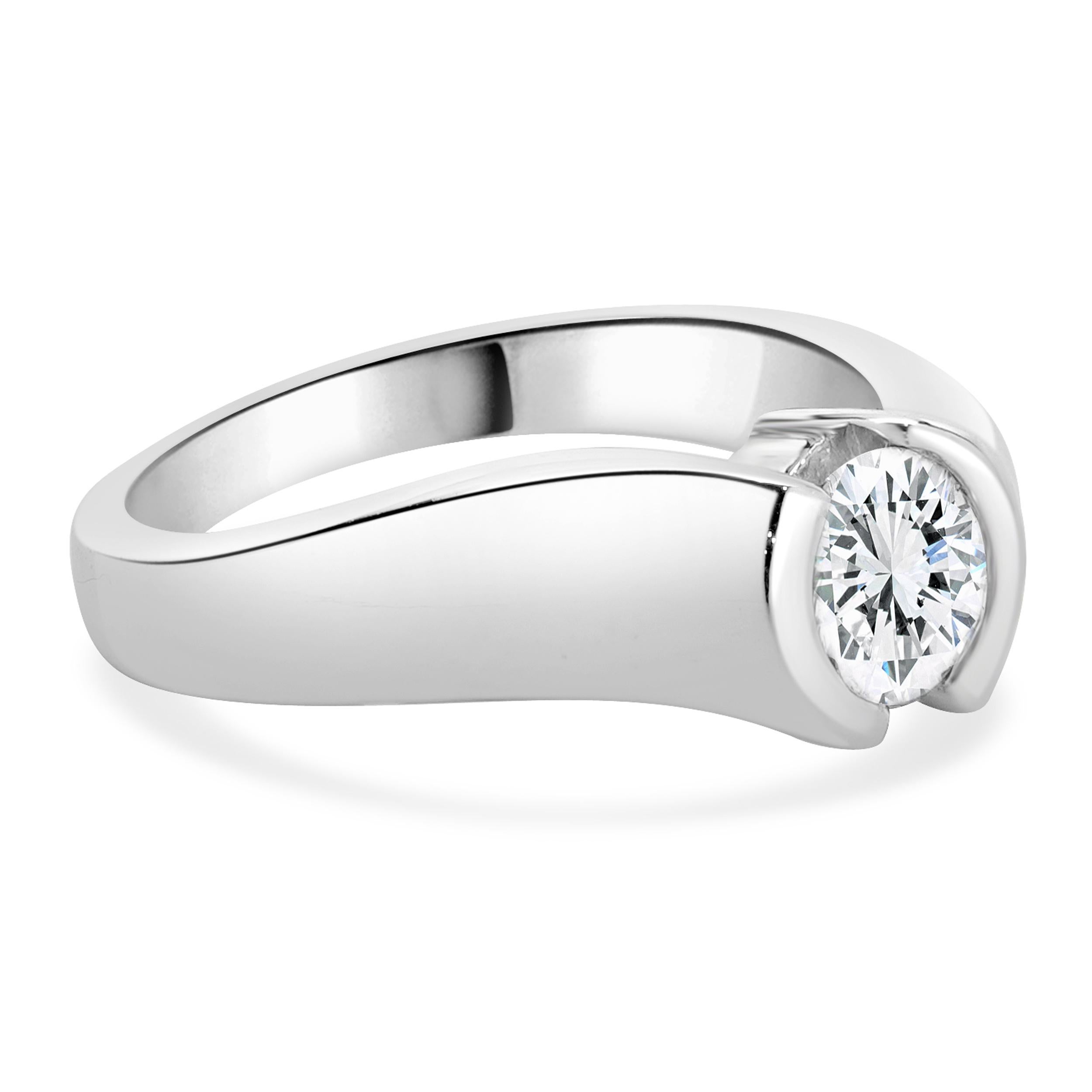 Designer: Kabana
Material: 14K white gold
Diamond: 1 round brilliant cut =0.55cttw
Color: G
Clarity: VS2
Dimensions: ring top measures 7mm wide
Ring Size: 7 (complimentary sizing available)
Weight: 6.47 grams
