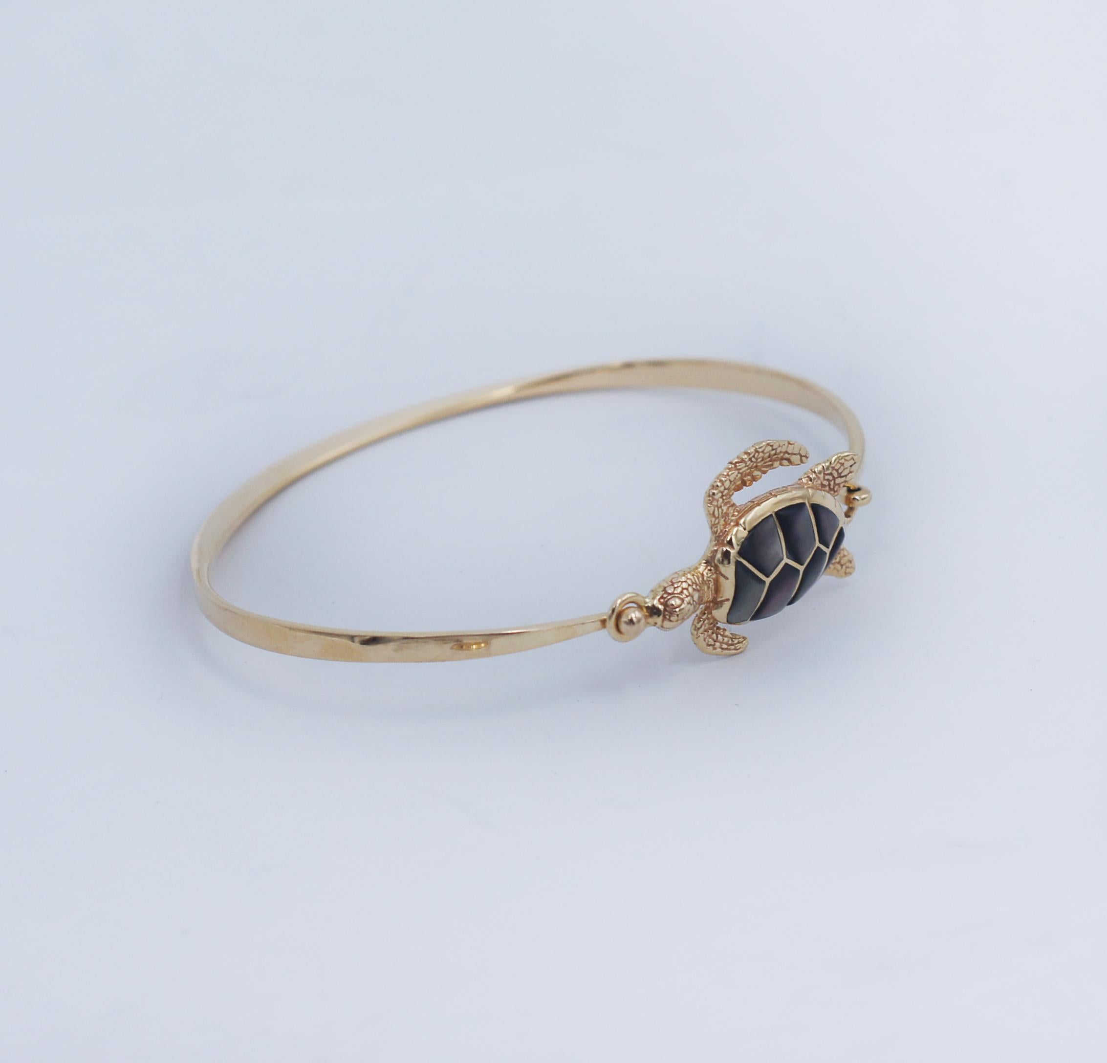 KABANA Bracelet jonc tortue en or 14 carats avec incrustation MOP Bon état - En vente à San Fernando, CA