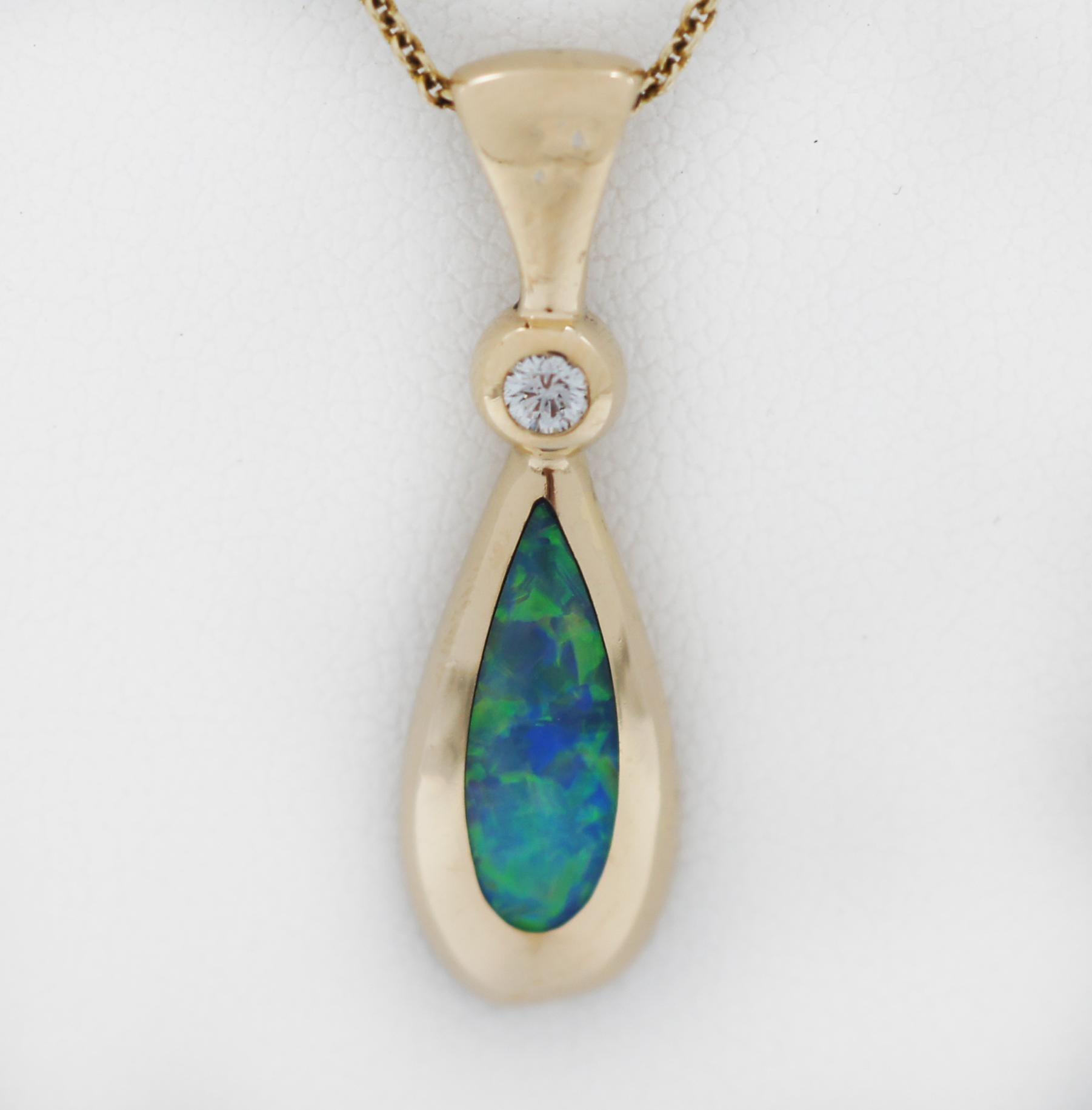 KABANA
Or jaune 14K
Pendentif en forme de larme
Avec incrustation de diamant simple et d'opale.
Chaîne de 20