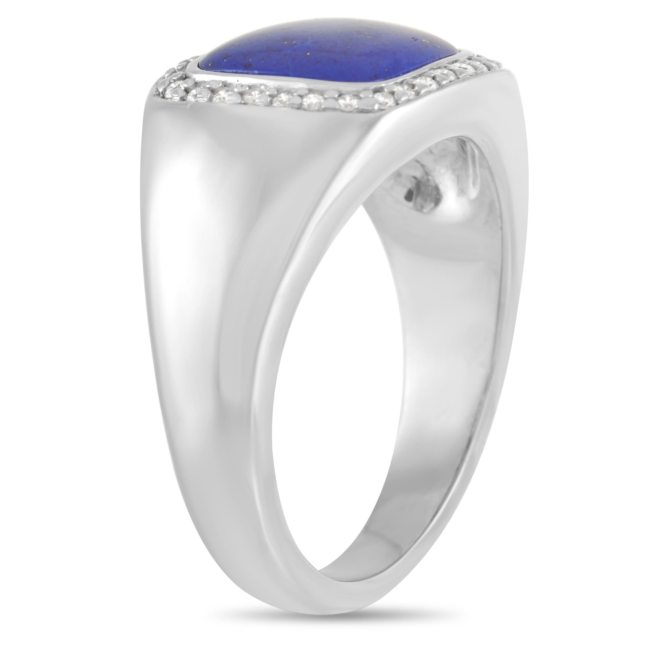 Dieser hübsche Kabana Ring besteht aus einem Band aus 14 Karat Weißgold. Die Vorderseite des Armbands ist mit einer Einlage aus brillantblauem Lapislazuli besetzt, umgeben von einem Halo aus runden Diamanten von 0,20 Karat. Der Ring hat eine