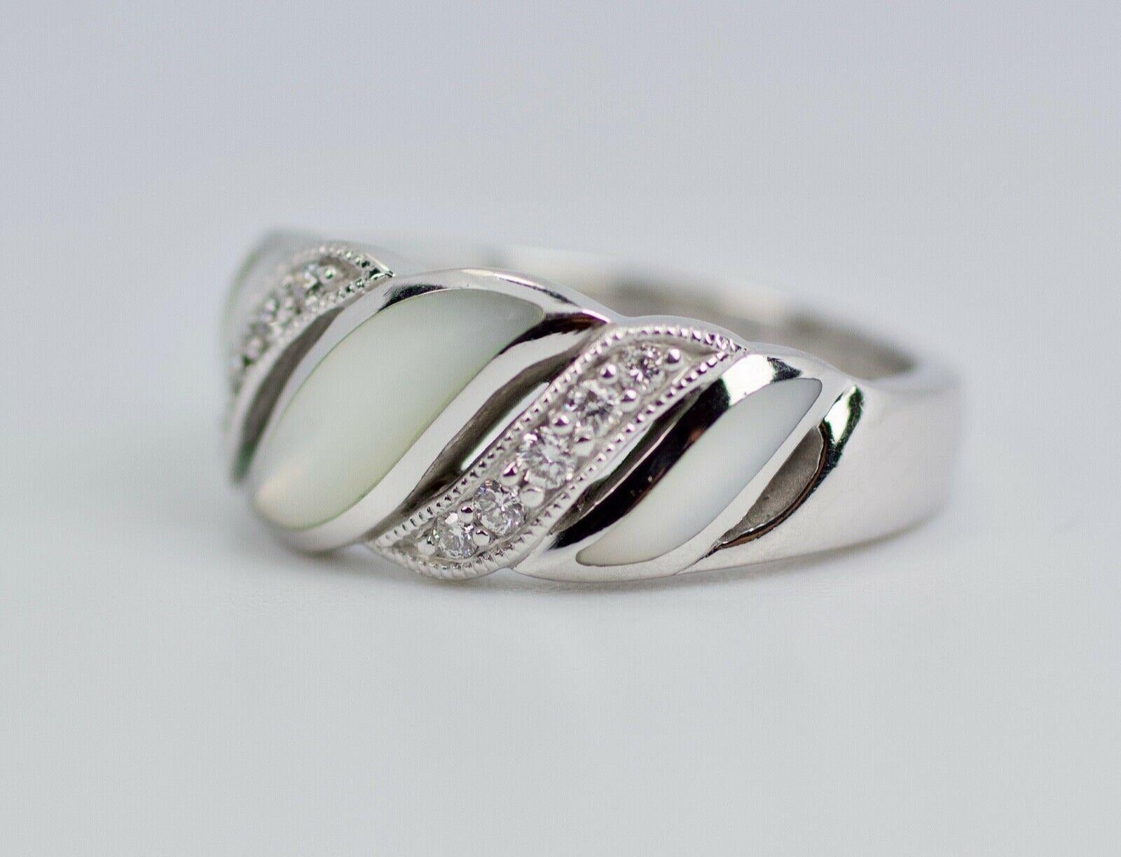 KABANA 14k Weißgold Runde Diamant mit Inlay Perlmutt Ring 

7.5 Gramm 

Ring Größe 7

10 runde weiße Diamanten im Brillantschliff Diamant 0,25 Karat Gesamtgewicht

Farbe: G Klarheit: Vs2-Si1

3 Inlay-Scheiben aus Perlmutt

Dies ist ein hübscher