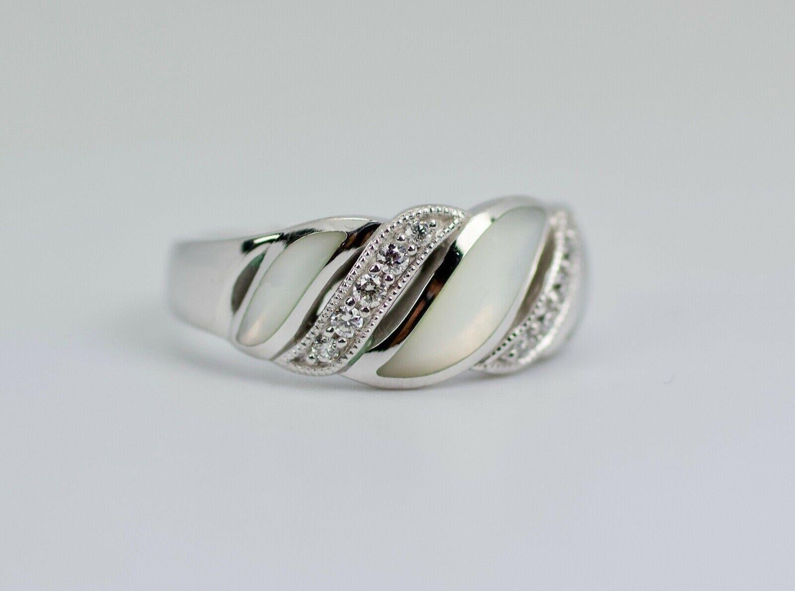 Kabana 14 Karat Weißgold Ring mit rundem Diamant und Perlmutt-Intarsien (Moderne)