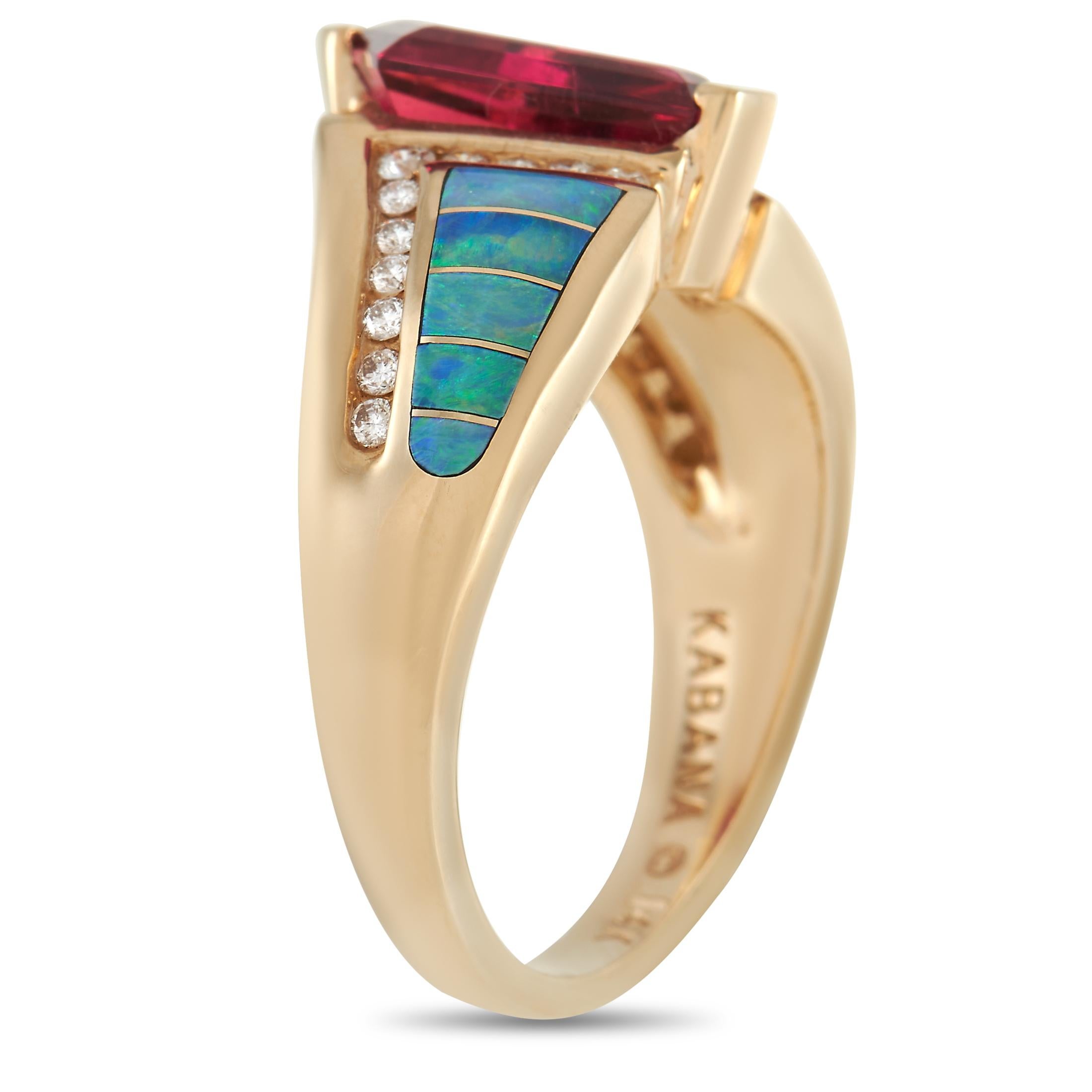 Fesselnde Farben machen diesen Kabana Ring unübersehbar. In der Mitte befindet sich ein atemberaubender Turmalin von 1,40 Karat, der die opulente Fassung aus 14-karätigem Gelbgold mit Eleganz ergänzt. In das 2 mm breite Band sind Opalsteine und