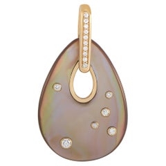 Ciondolo Kabana in oro giallo 14K con diamante e madreperla da 0,21 carati