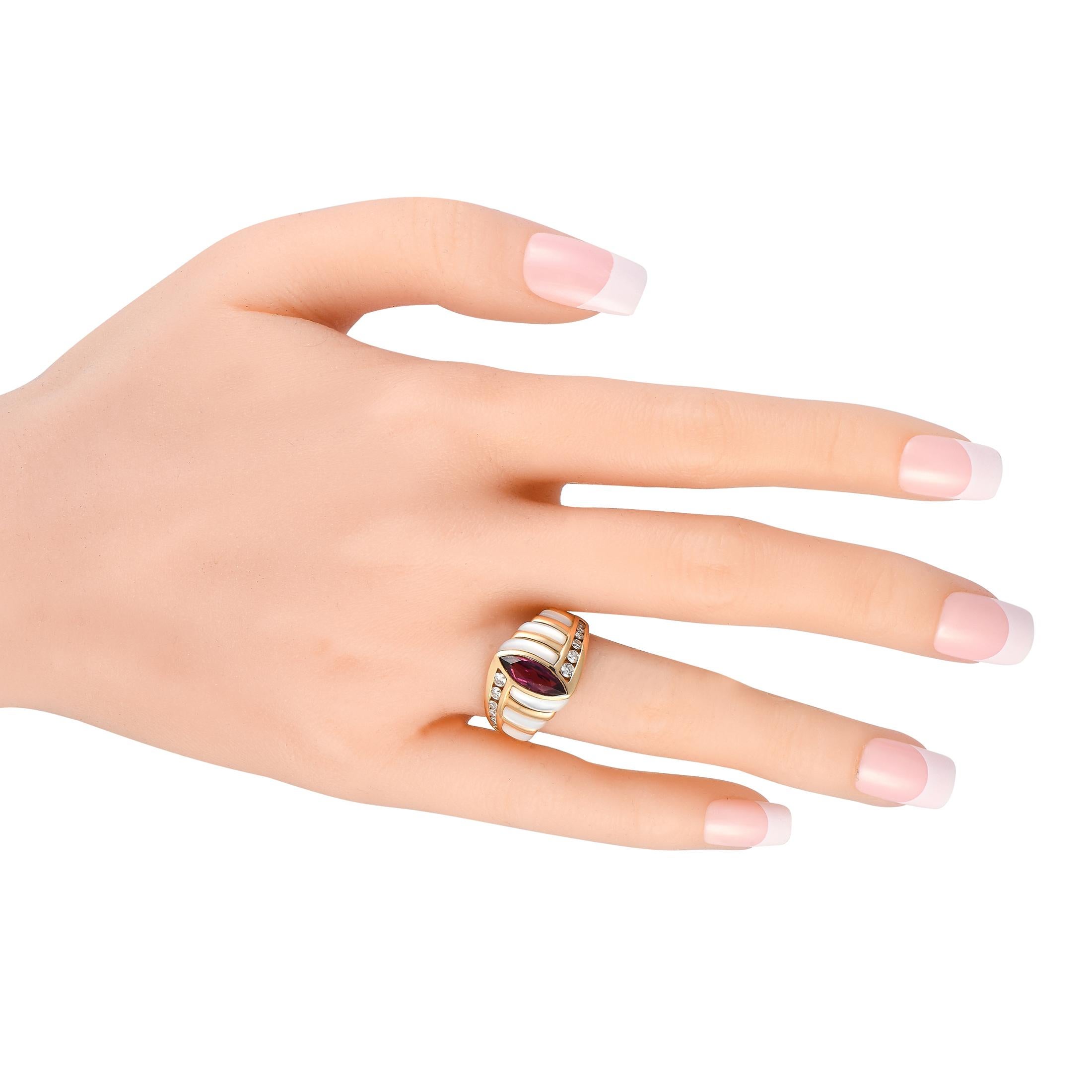 Taille ronde Kabana, bague en or jaune 14 carats, diamant 0,32 carat, tourmaline et nacre en vente