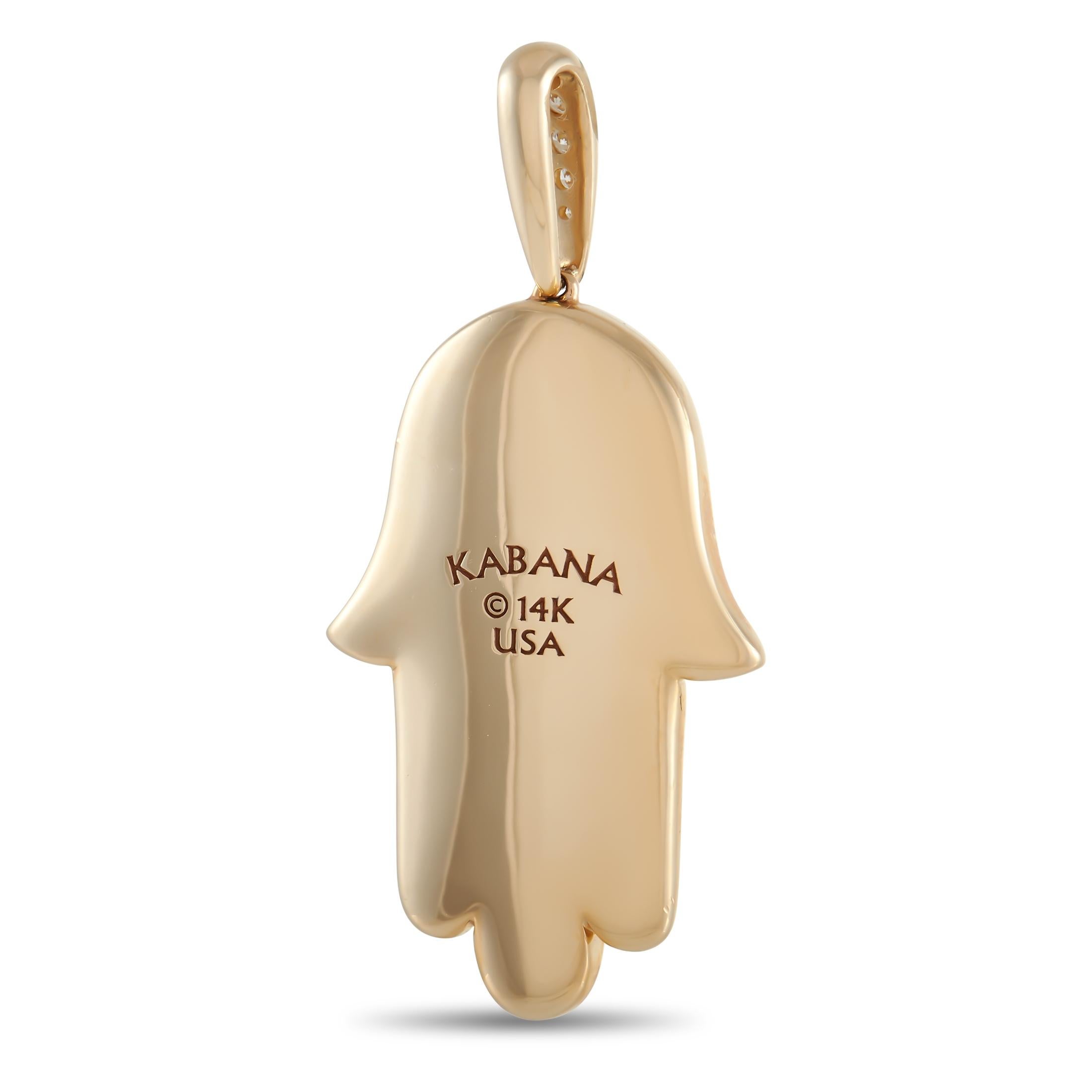 Dieser schicke Anhänger von Kabana ist eine einzigartige Interpretation des kultigen Hamsa-Symbols. Stachel und Perlmutt in opulenten, herbstlichen Farben verleihen diesem Stück, das 1,75