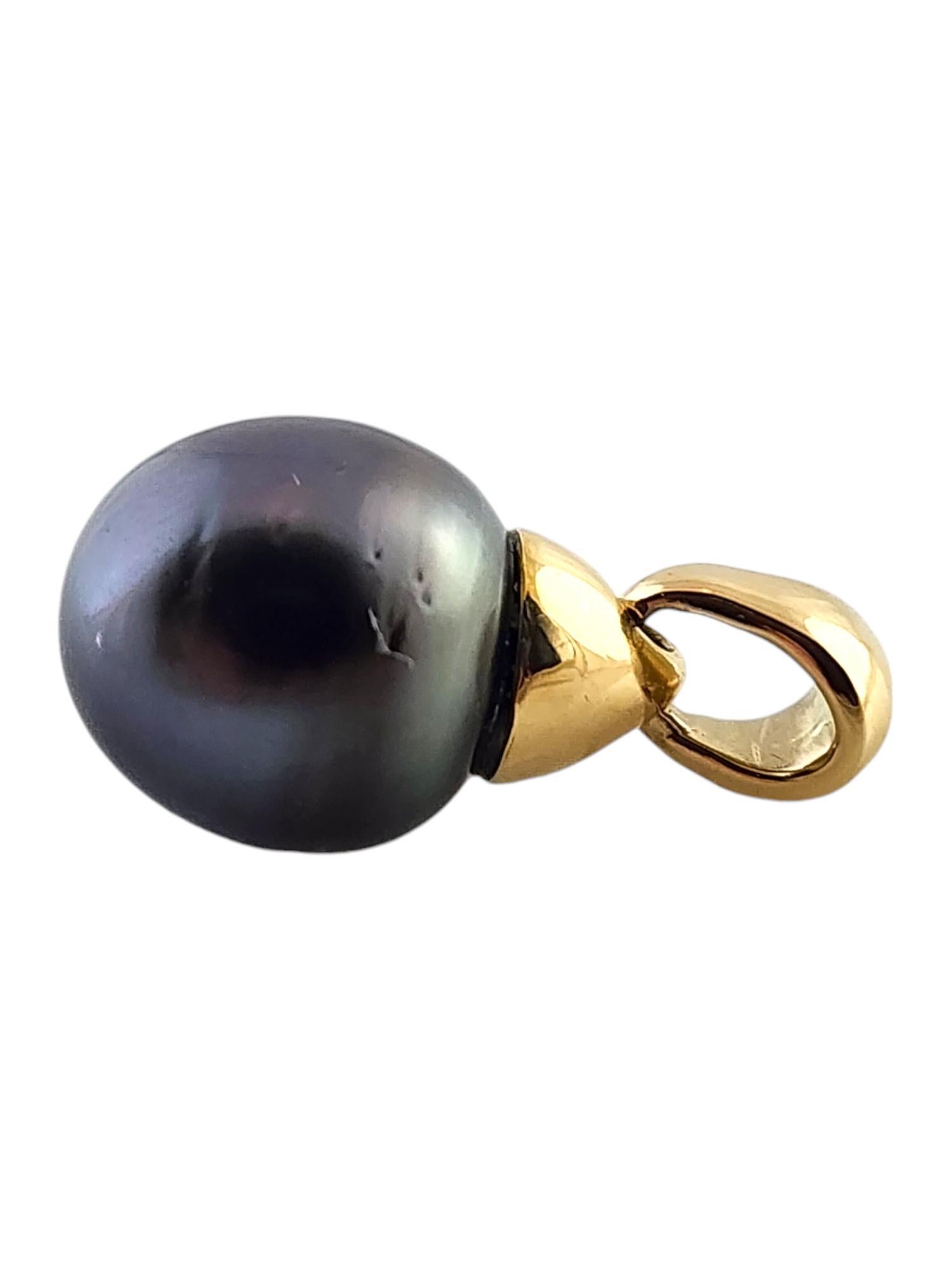 Taille ronde Kabana Pendentif en or jaune 18 carats et perles noires n° 19454 en vente