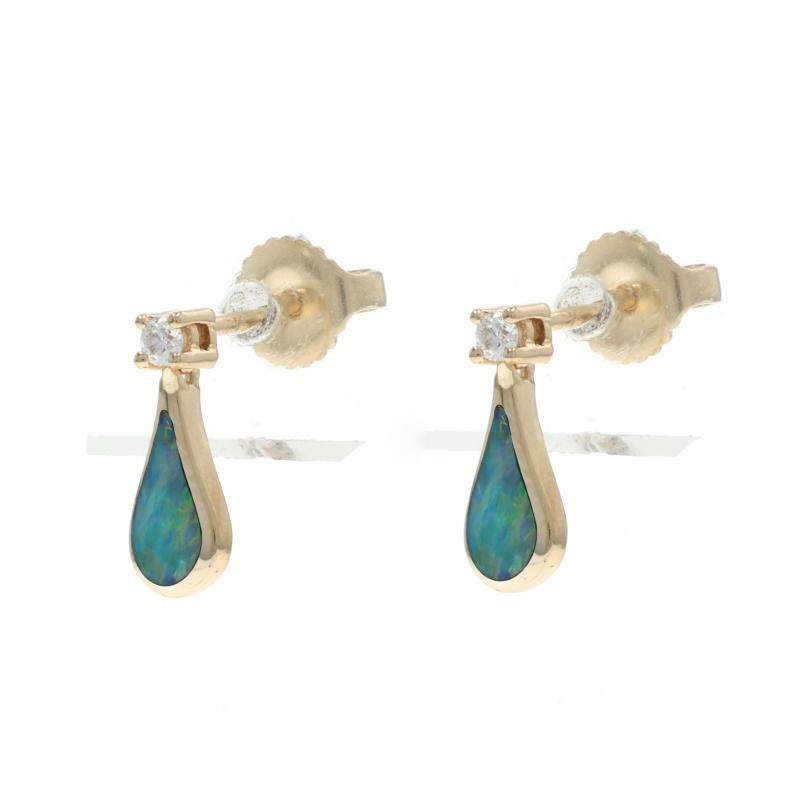 Taille ronde Kabana Boucles d'oreilles pendantes courtes en opale noire et diamant - or jaune 14k incrusté percé en vente