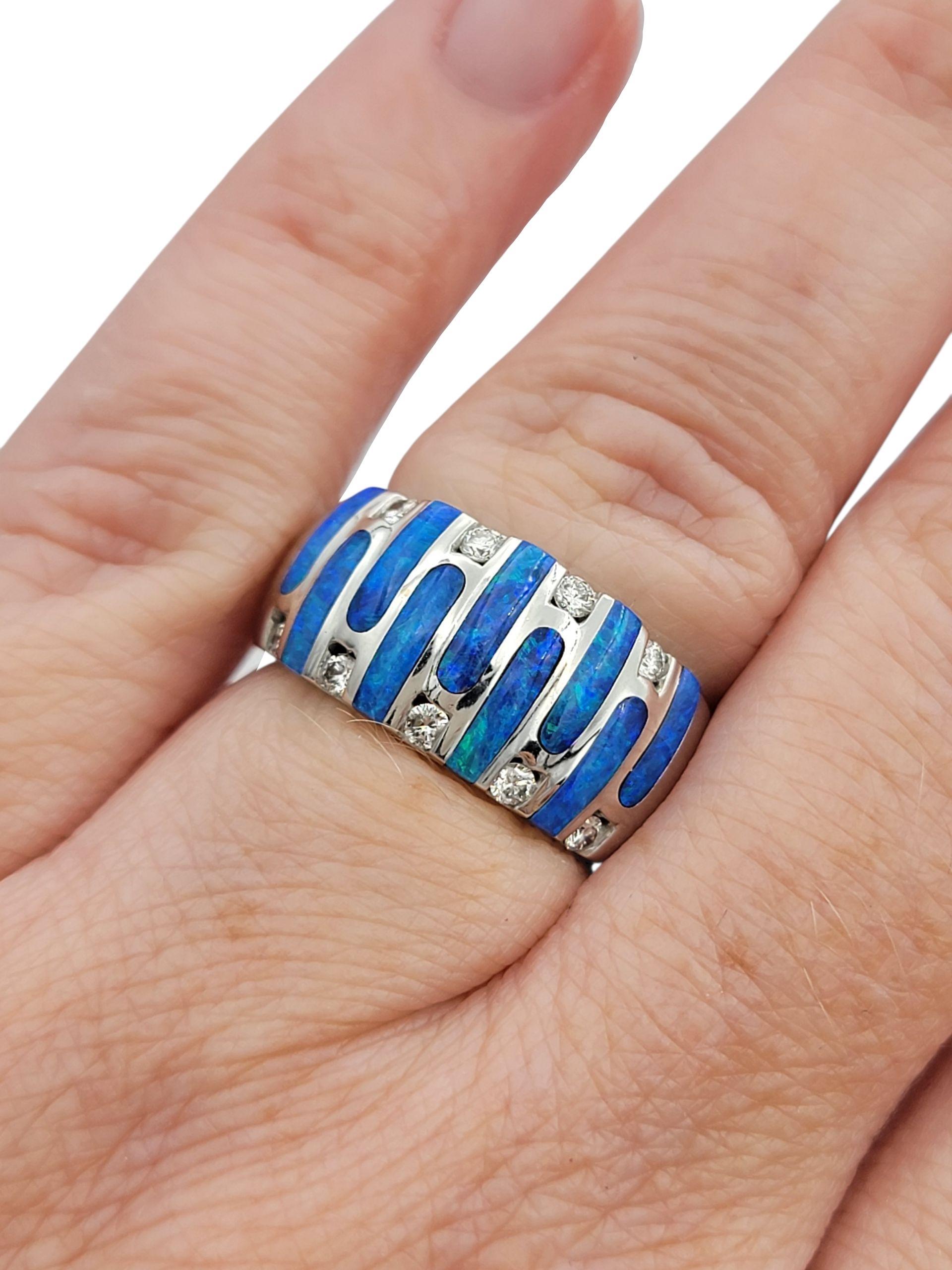 Kabana - Bague à large bande en or blanc 14 carats avec incrustation d'opale bleue et diamants ronds en vente 4