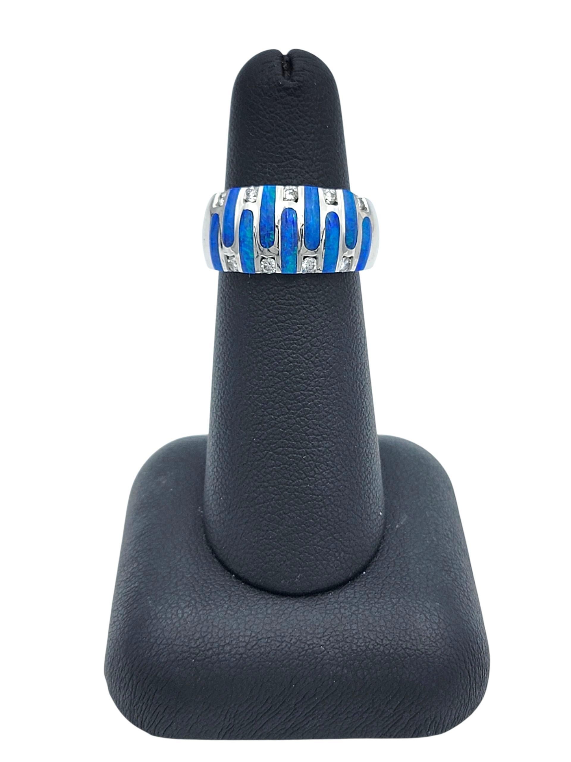 Kabana - Bague à large bande en or blanc 14 carats avec incrustation d'opale bleue et diamants ronds en vente 5