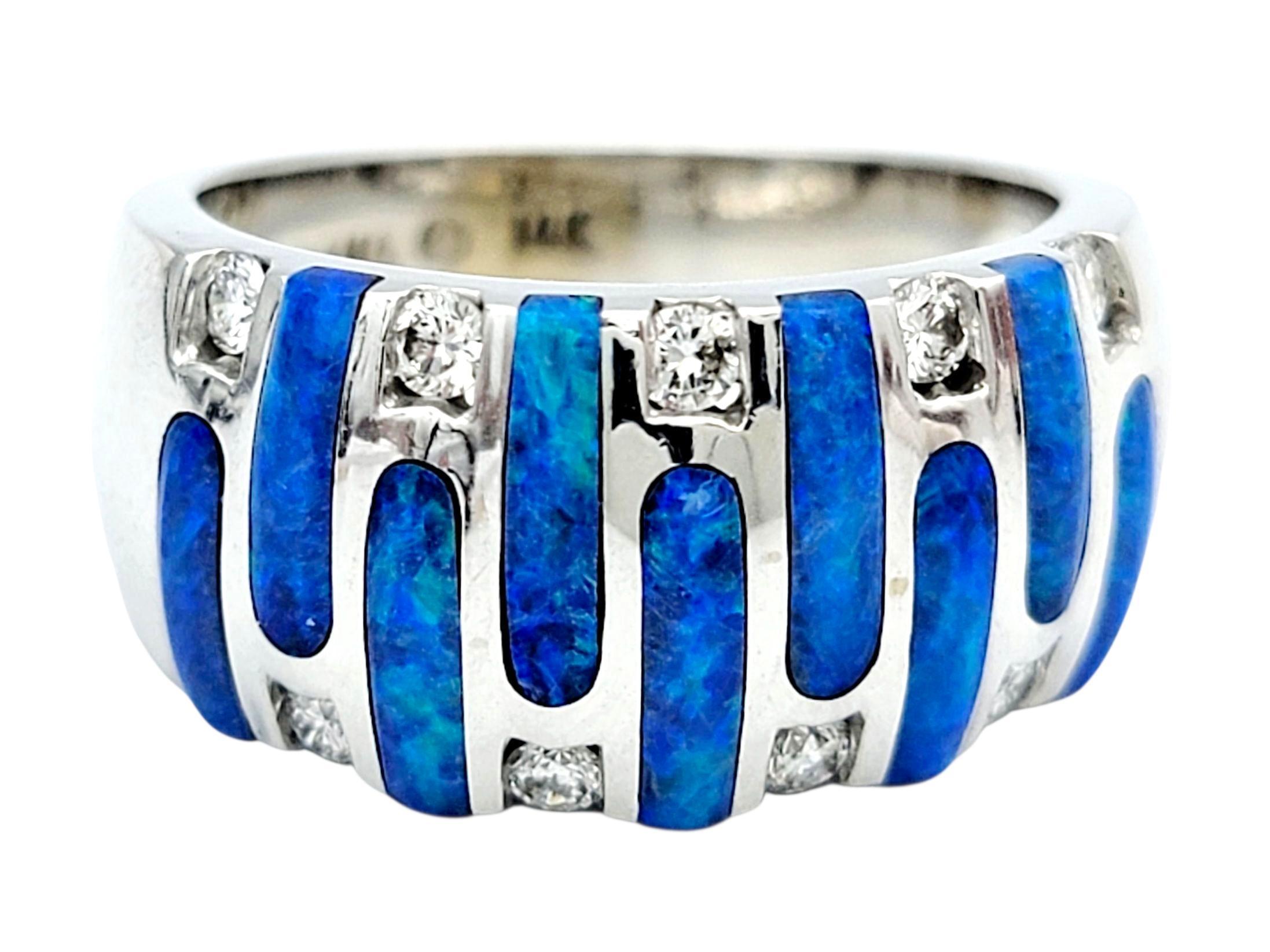 Cette bague remarquable de Kabana présente une rangée vibrante d'opales bleues disposées selon un motif rythmique audacieux qui attire instantanément le regard. Leur couleur électrique est encadrée par de l'or blanc poli, créant un look moderne et