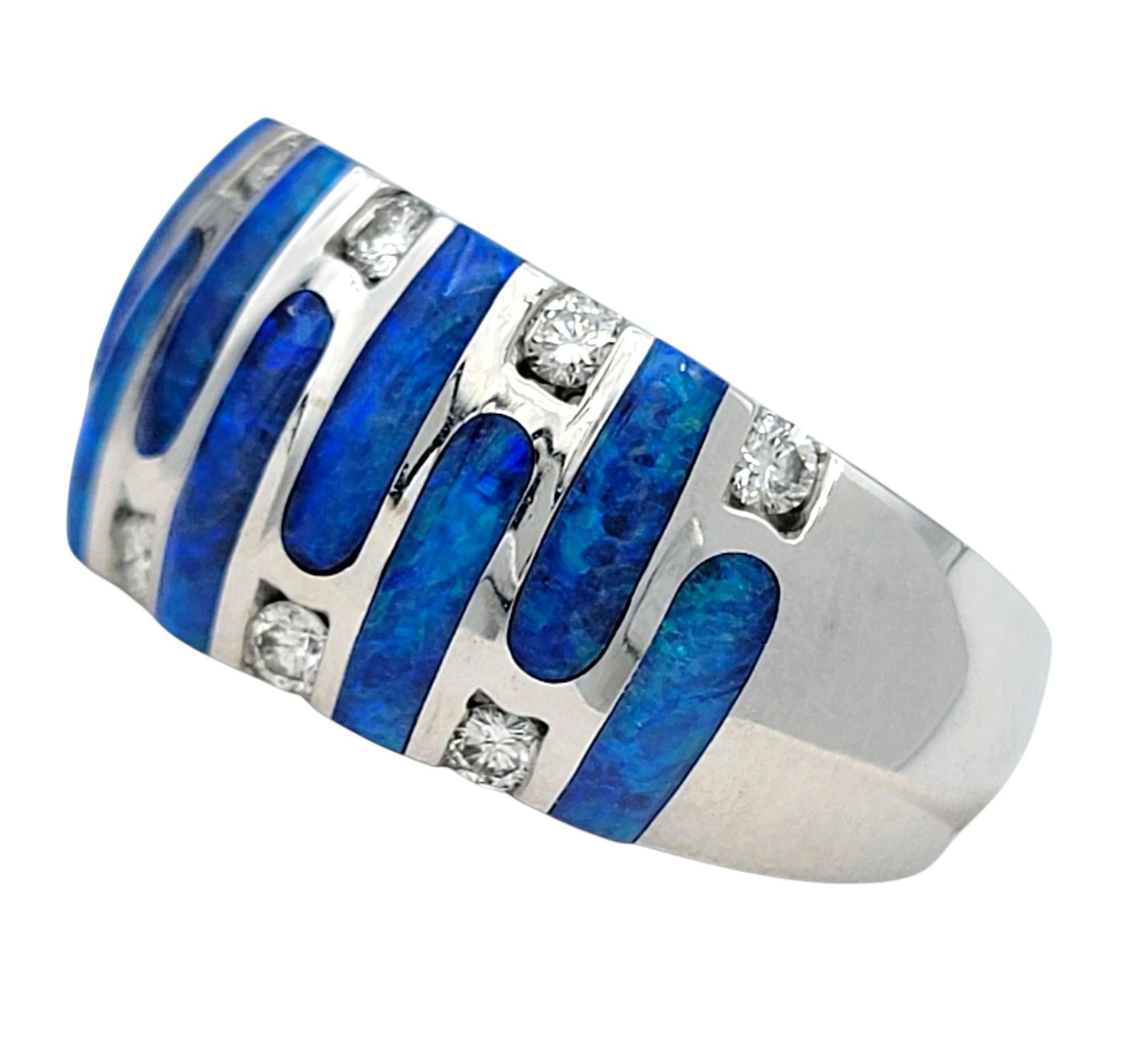 Contemporain Kabana - Bague à large bande en or blanc 14 carats avec incrustation d'opale bleue et diamants ronds en vente