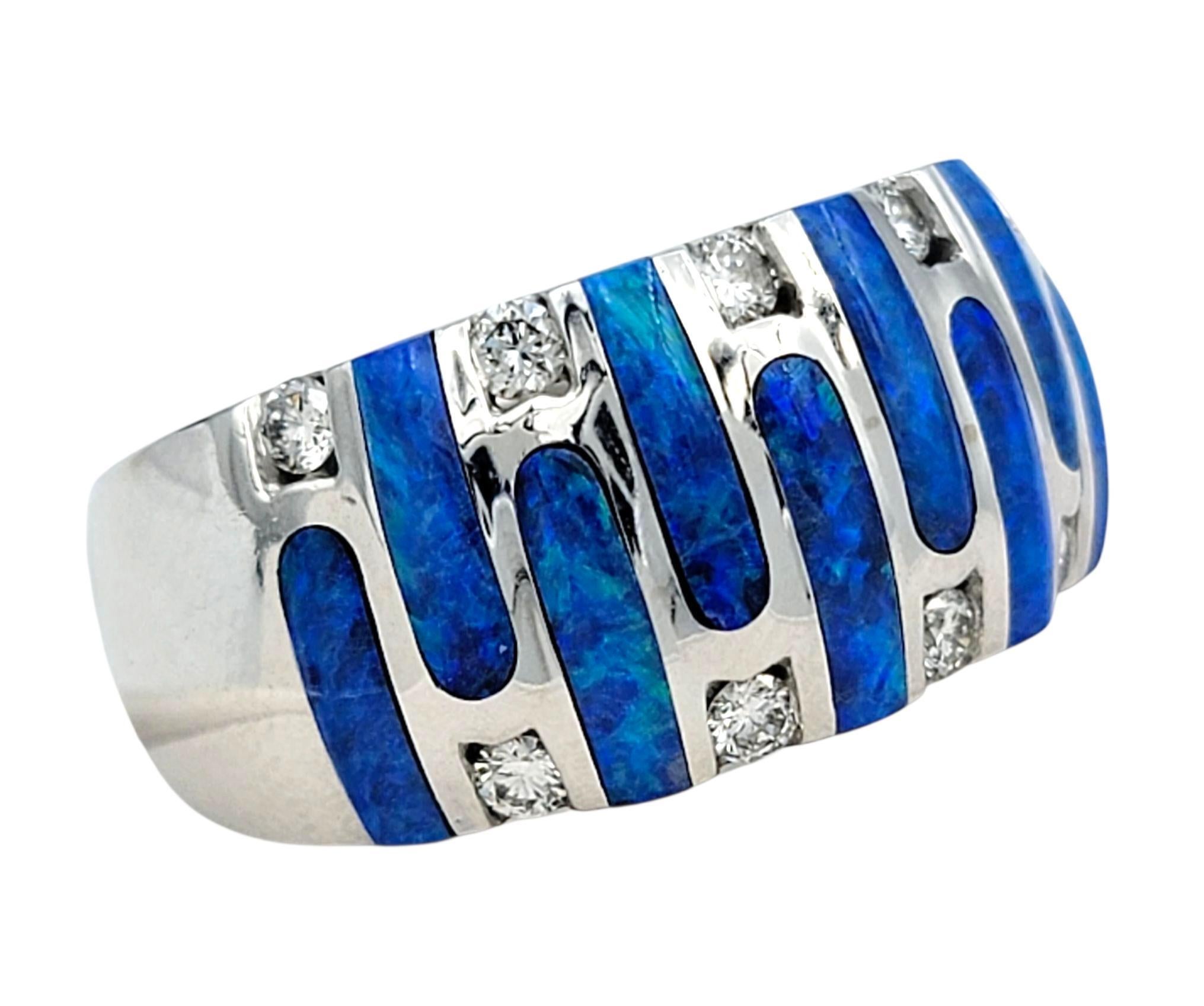 Poli au tonneau Kabana - Bague à large bande en or blanc 14 carats avec incrustation d'opale bleue et diamants ronds en vente