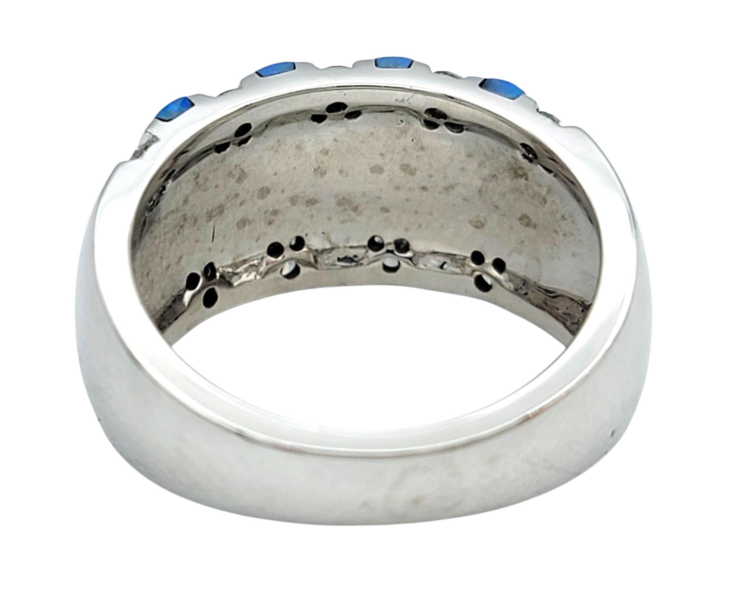 Kabana - Bague à large bande en or blanc 14 carats avec incrustation d'opale bleue et diamants ronds en vente 1