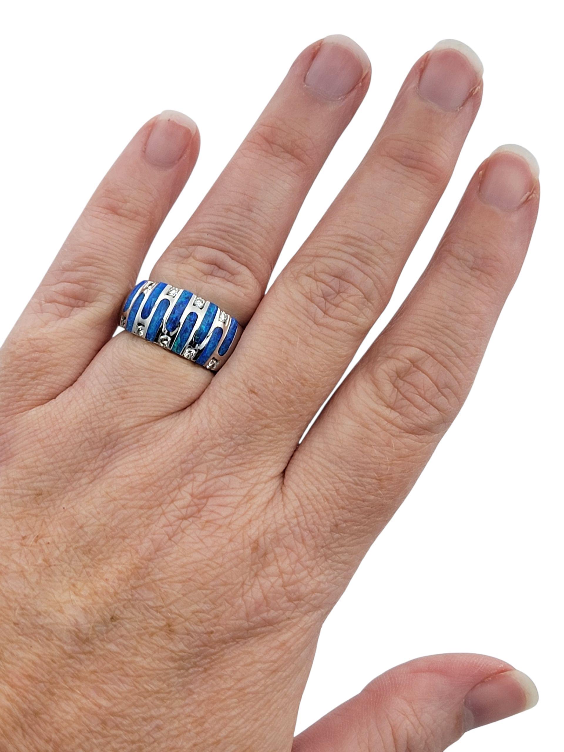 Kabana - Bague à large bande en or blanc 14 carats avec incrustation d'opale bleue et diamants ronds en vente 3