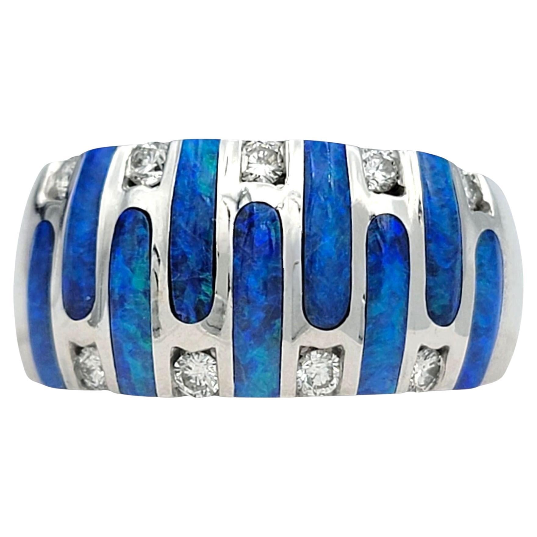 Kabana - Bague à large bande en or blanc 14 carats avec incrustation d
opale bleue et diamants ronds en vente