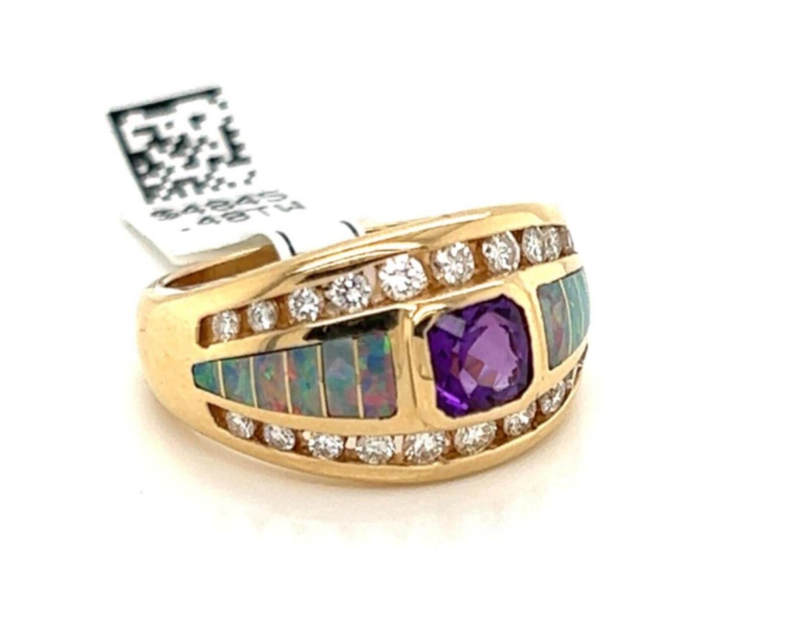 Dieser elegante, authentische Ring von Kabana ist aus 14-karätigem Gelbgold gefertigt und verfügt über ein konisch geformtes Band. Die vordere Hälfte ist breit mit einem kissenförmig geschliffenen, eingefassten Amethyststein in der Mitte und