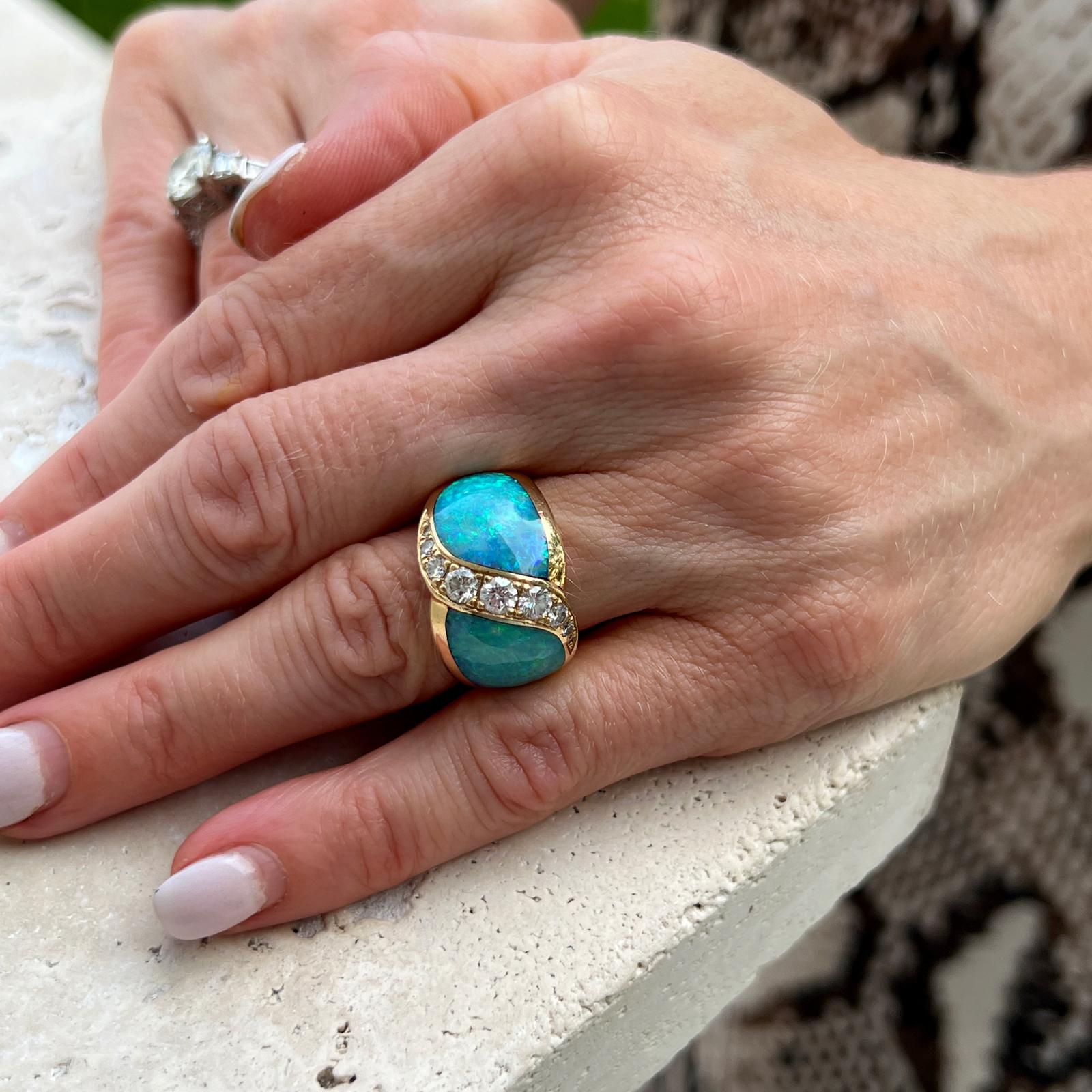 Wunderschöner Diamant- und Opalring der Designerin Kabana. Der Ring enthält 9 runde Diamanten im Brillantschliff mit einem Gewicht von ca. 0,80 CTW und den Farb- und Reinheitsgraden G-H und VS. Die Diamanten sind zwischen Einlagen aus bunten