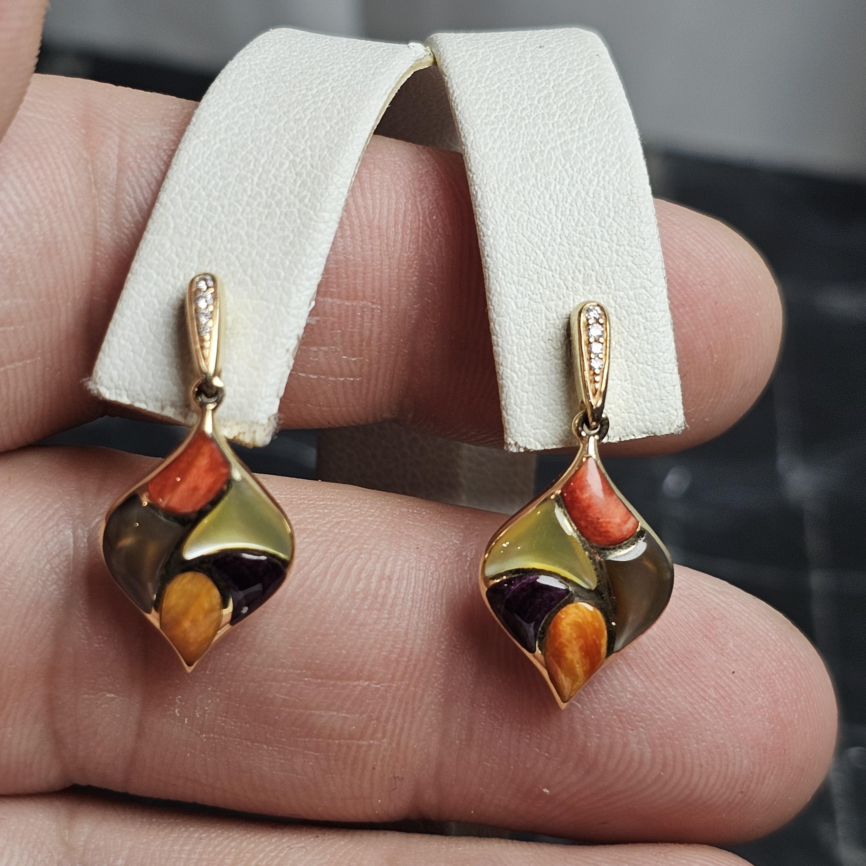 Taille ronde Boucles d'oreilles pendantes Kabana Perle nacrée d'huître épineuse Diamant Or jaune 14k en vente