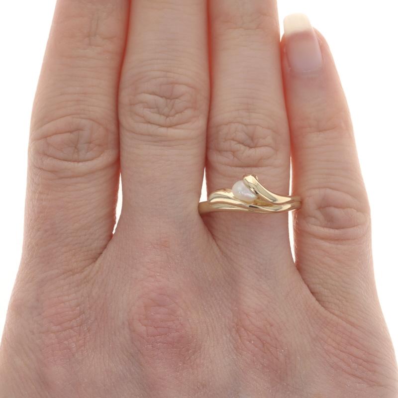 Size: 8 1/2
Sizing Fee: Up 2 sizes for $35 or Down 3 sizes for $30

Brand: Kabana

Metal Content: 14k Yellow Gold

Stone Information
Freshwater Pearl
Color: White

Style: Solitaire
Theme: Wave

Measurements
Face Height (north to south): 5/16
