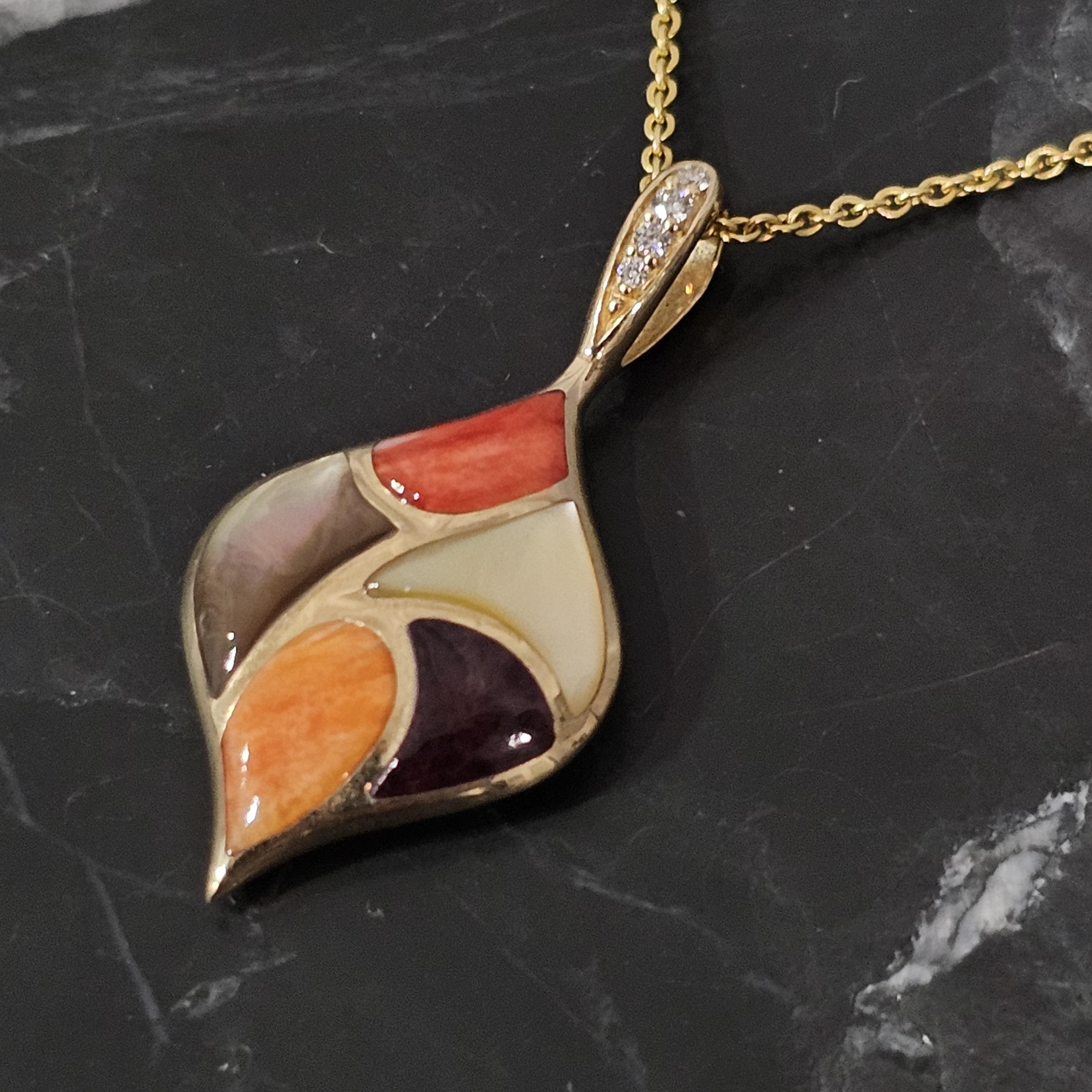 Ecco una collana con ciondolo Kabana dal design vivace in oro giallo 14k con varie pietre di ostrica spinosa e madreperla e piccoli diamanti rotondi.

Specifiche
- Misure: La catena è lunga 20