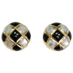 KABANA Runder schwarzer Onyx & Perlmutt CLIP EARRINGS IN 14K YELLOW GOLD